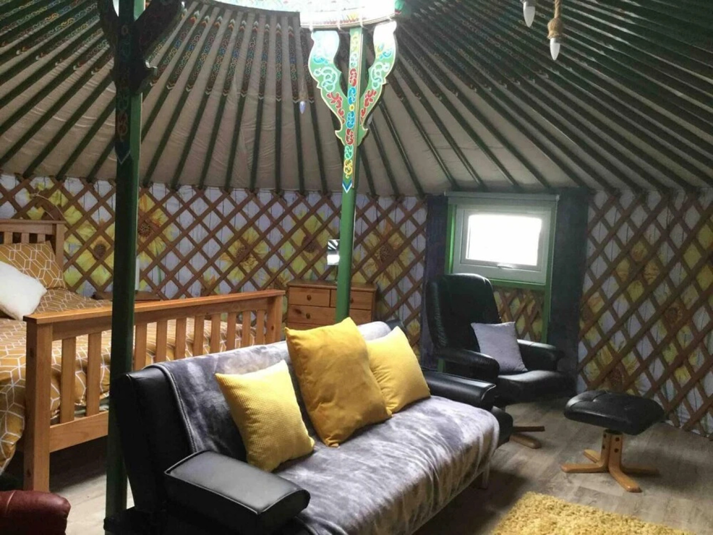 Green Yurt With Hot Tub - Sleeps 3, Parking & Wifi