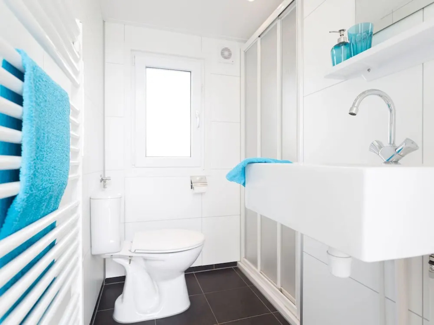 Modern chalet with dishwasher, only 18 km. from Rotterdam