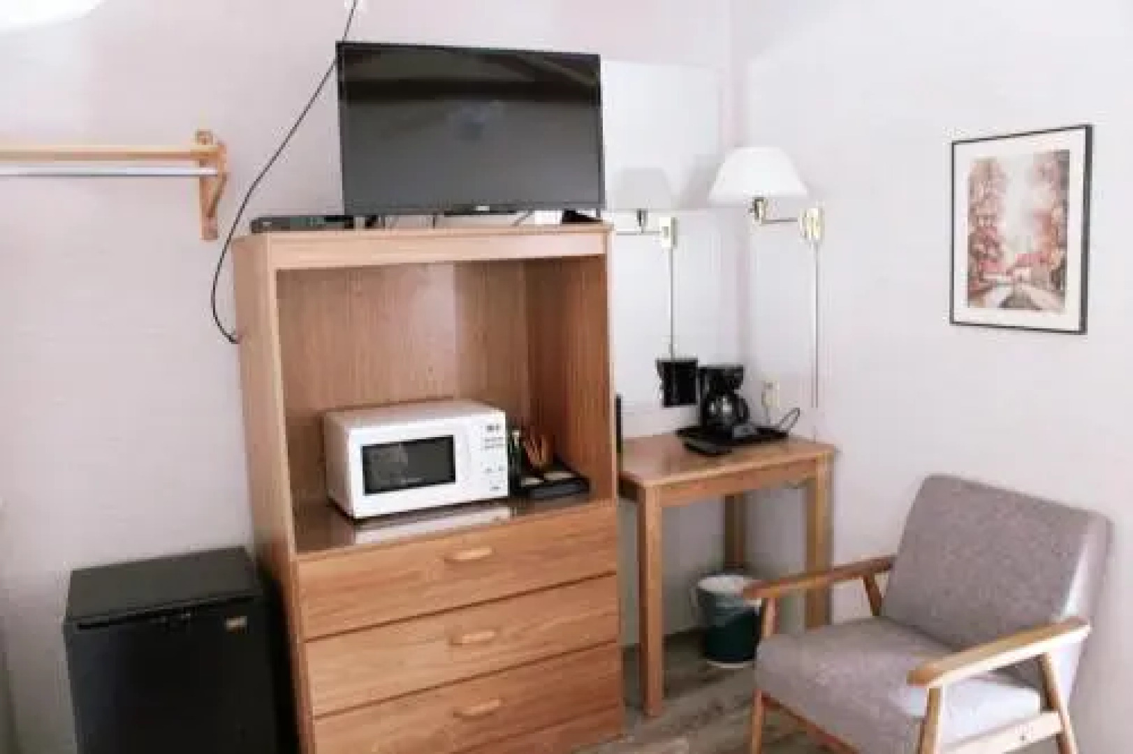 Midway Motel & Cottages