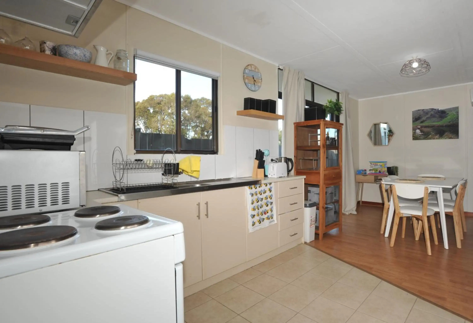 Investigator Beach Breeze Apartments U3