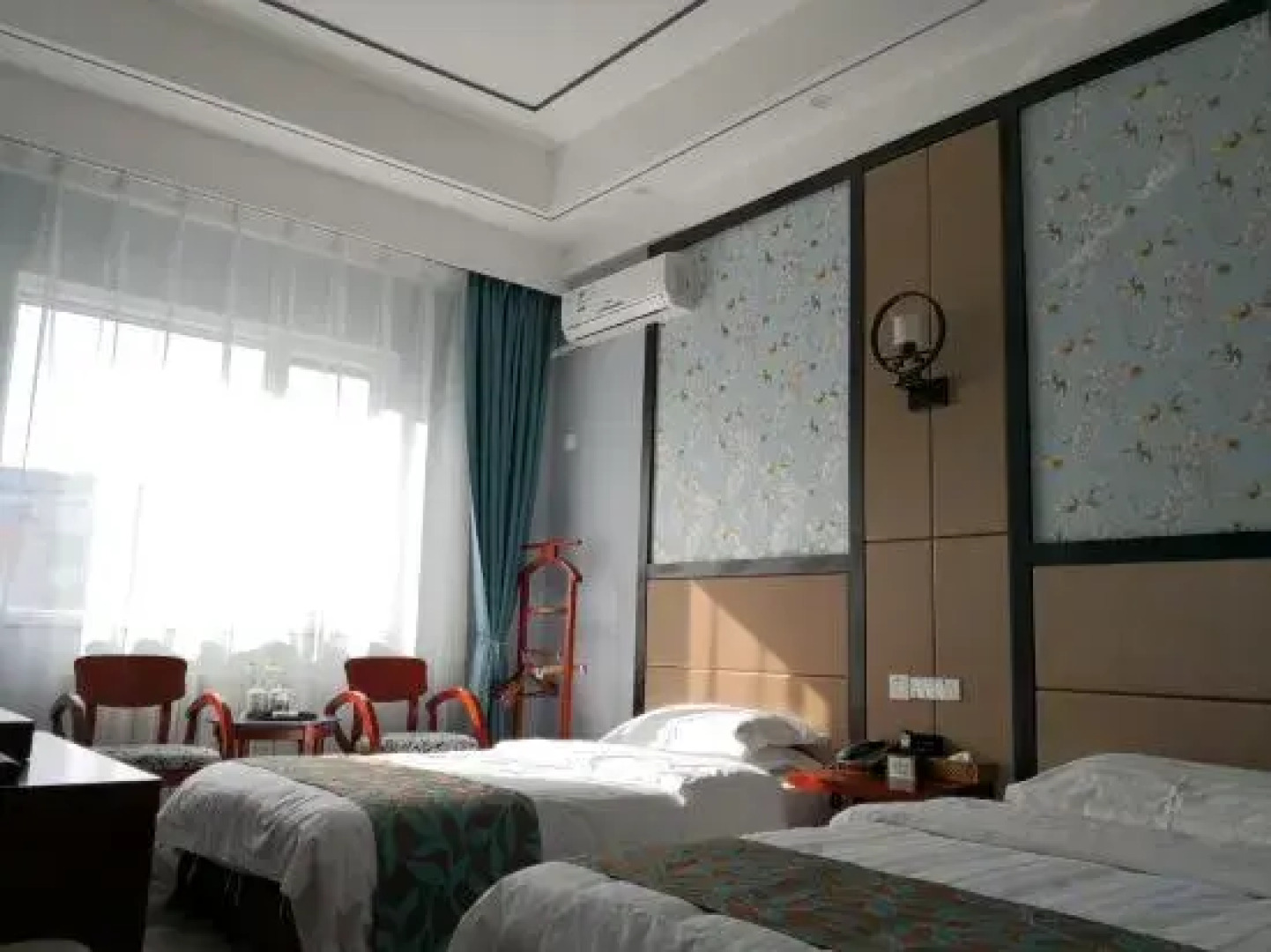 Junyue Baihe Theme Hotel