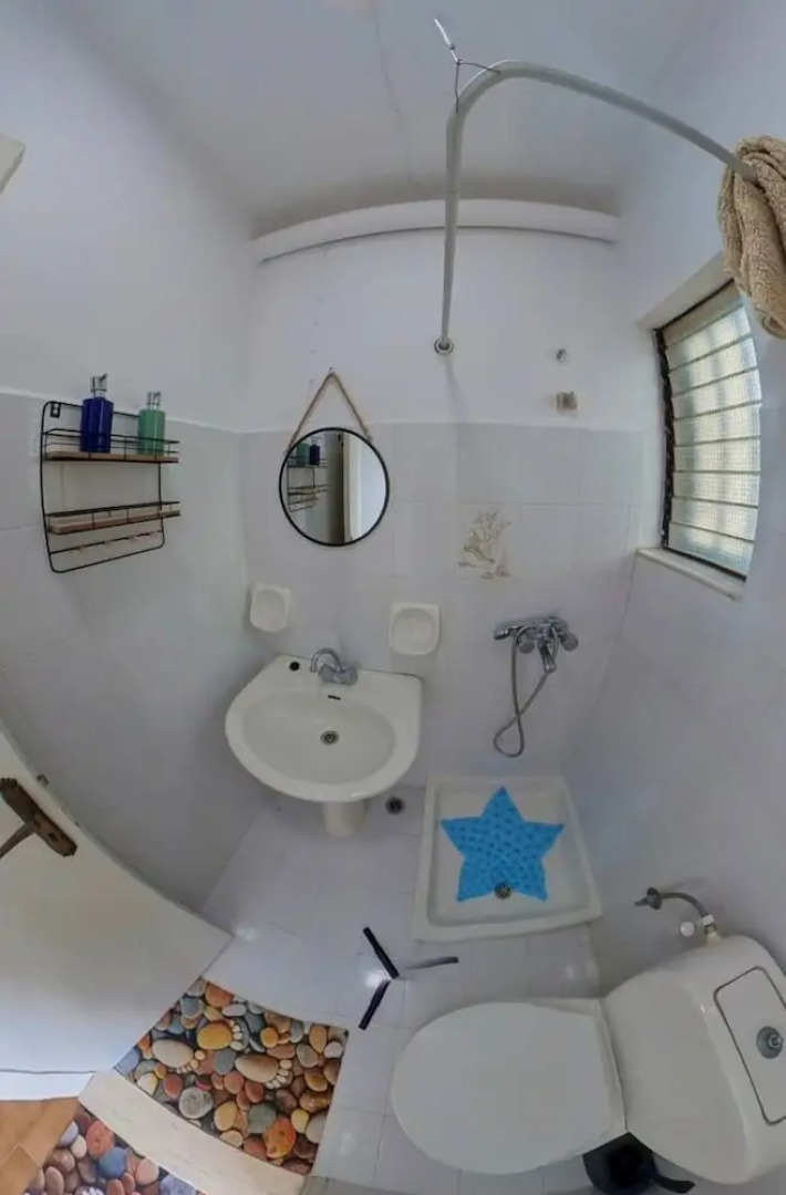 Blue House Beach Apartment - Sleeps 4 & Balcony