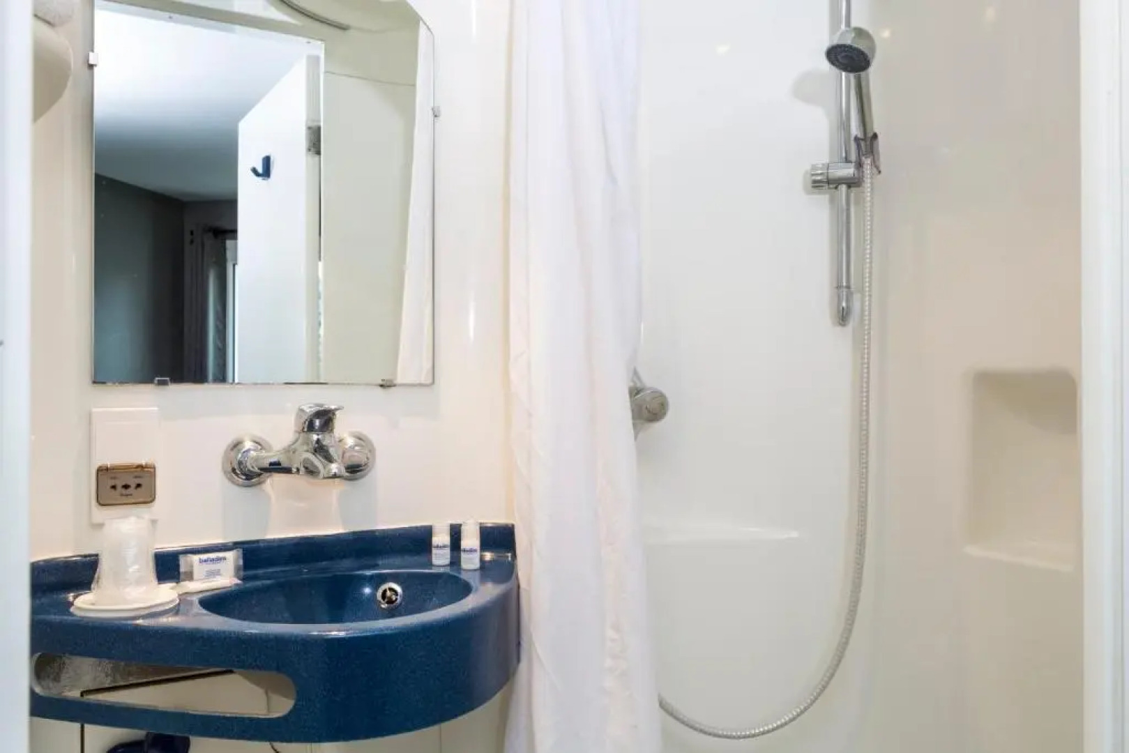 inital by balladins Lyon Chanas