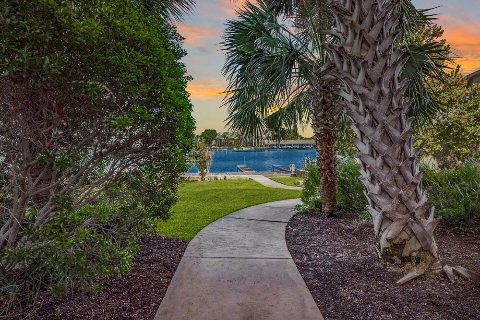 Luxury Waterfront Condo W/pool & Views!