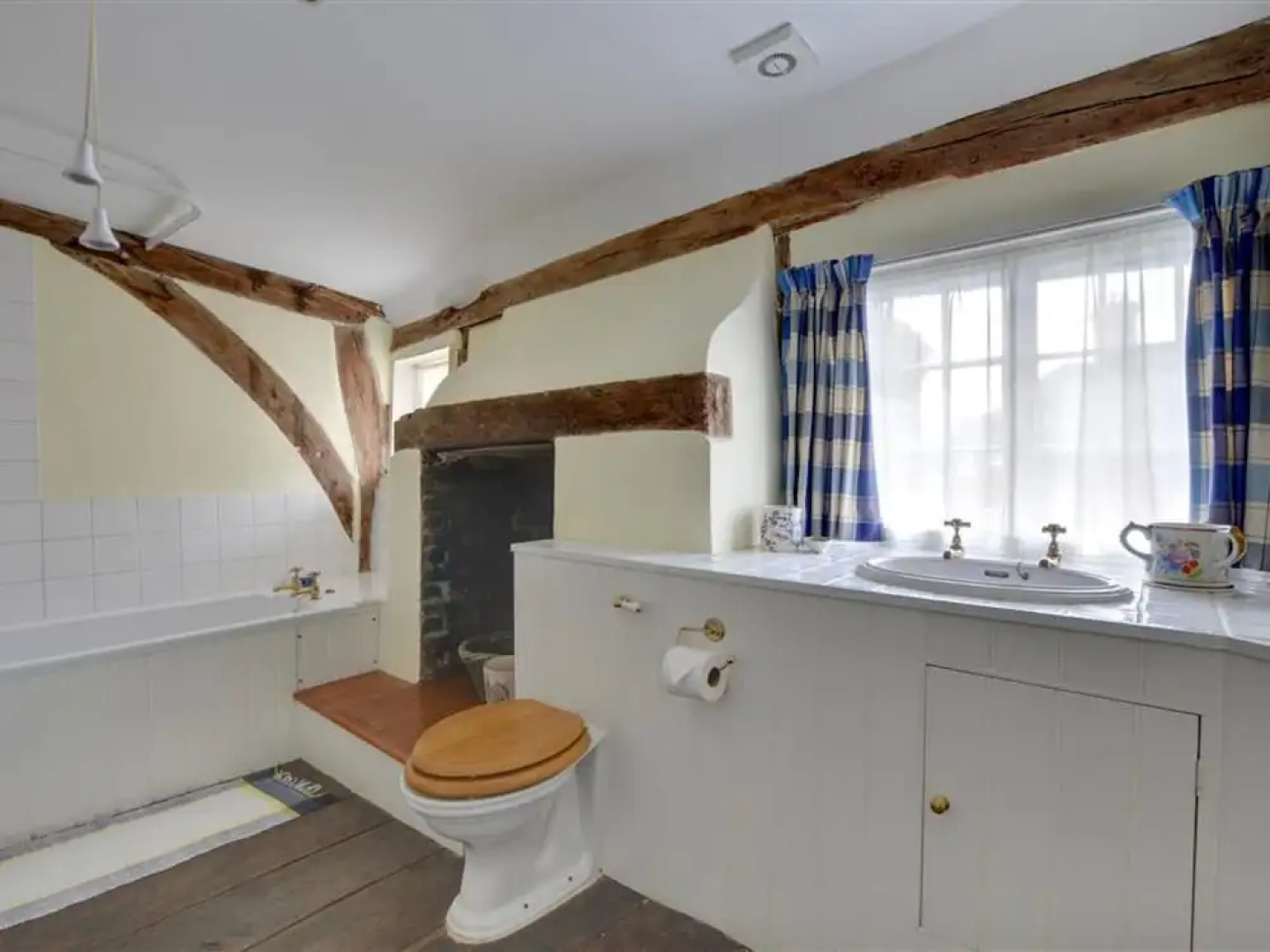 Spacious and Bright Accommodation Full of Original Beams and Antique Furniture