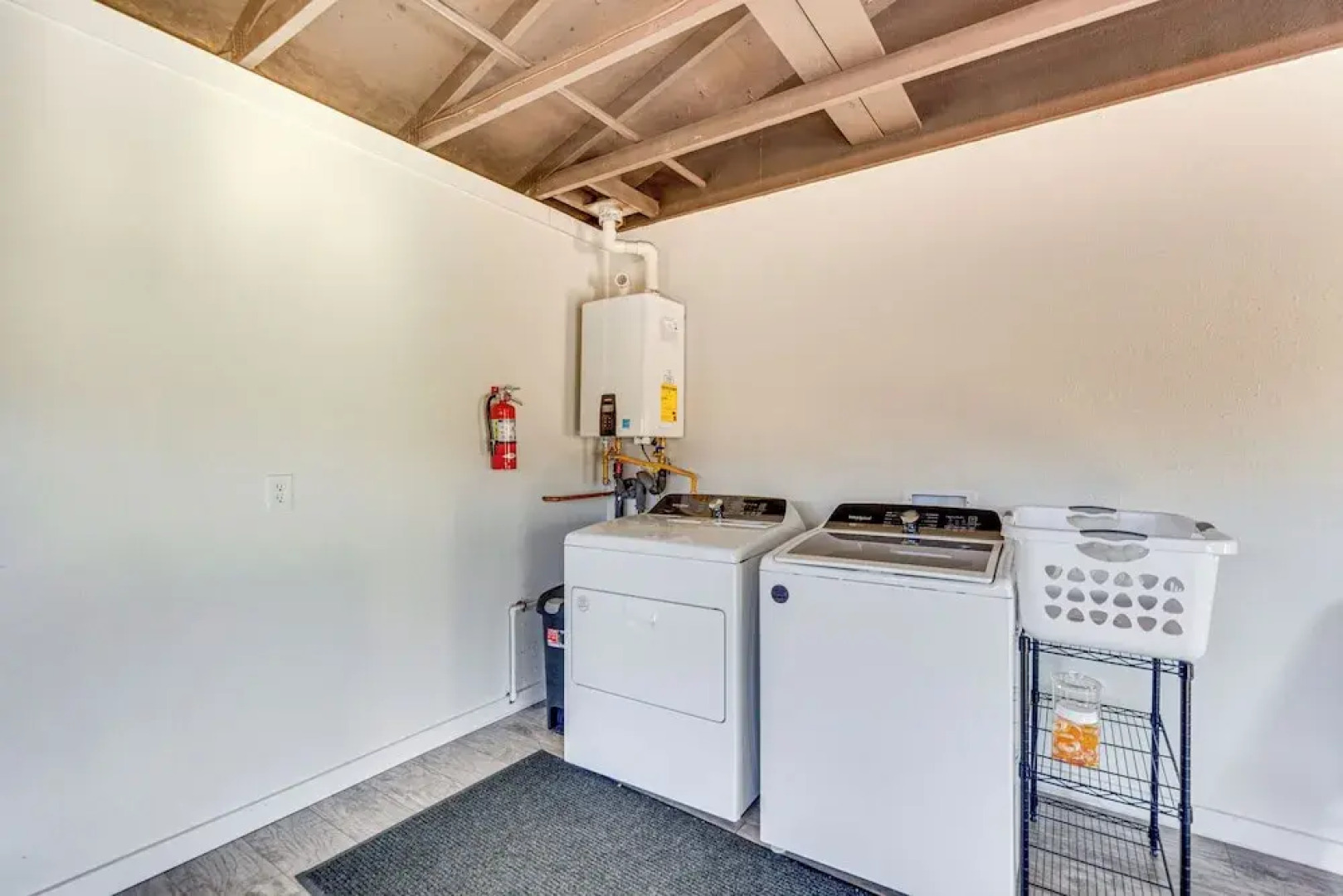 Hot Tub + Patio: Desert Getaway in Joshua Tree!