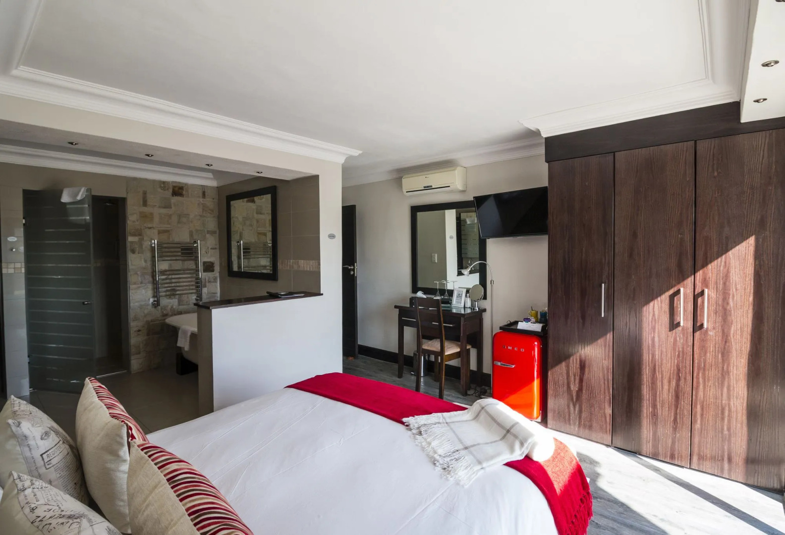 Head over Hills Luxury Retreat