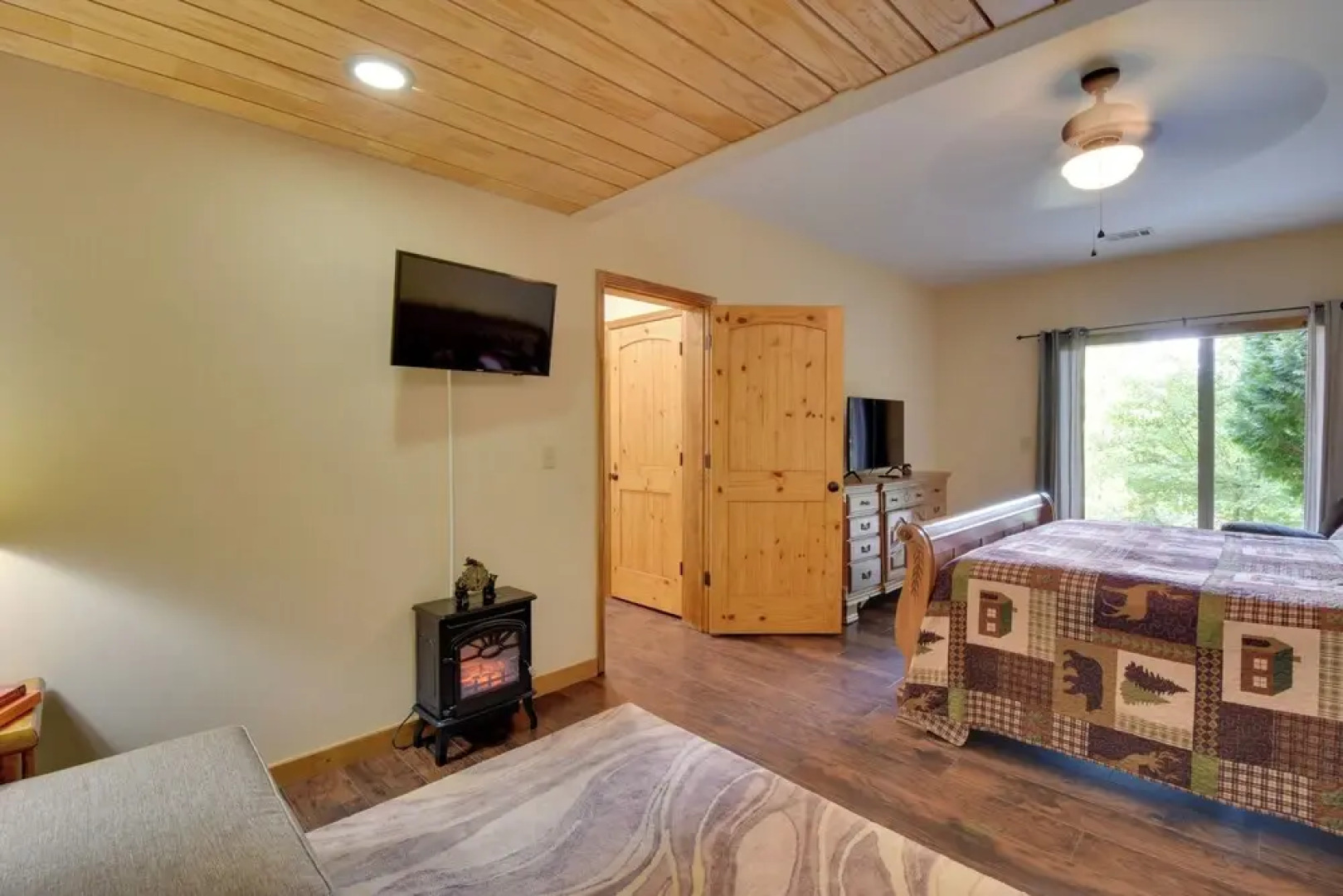 Hot Tub, Game Tables & Mtn Views: Ellijay Cabin