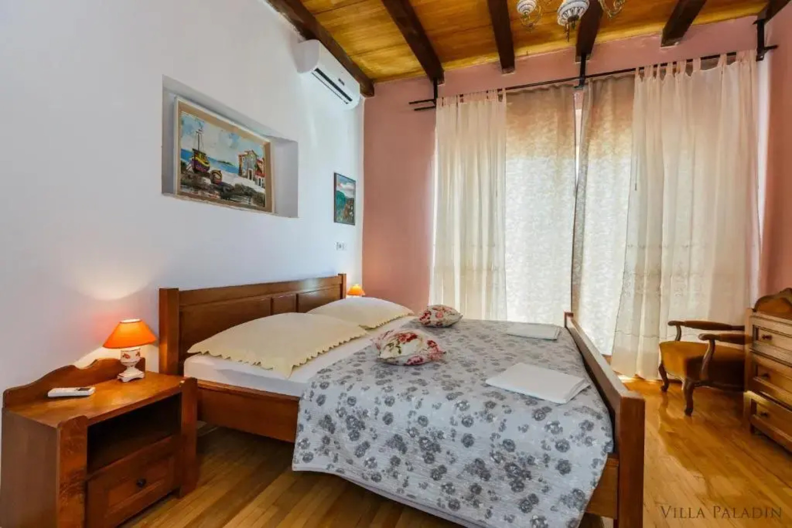 Villa Paladin - Spacious Villa with Pool near Garden Resort - 7 Min walk