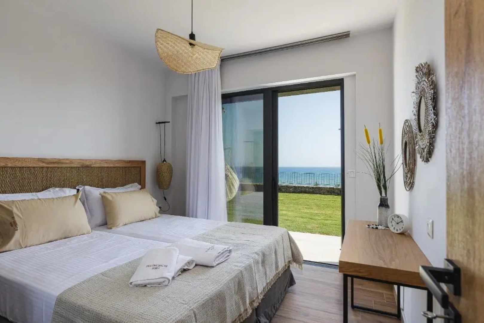 Bohemian Villas with Private Infinity Pool, Jacuzzi & Seaview, 15min from City Center