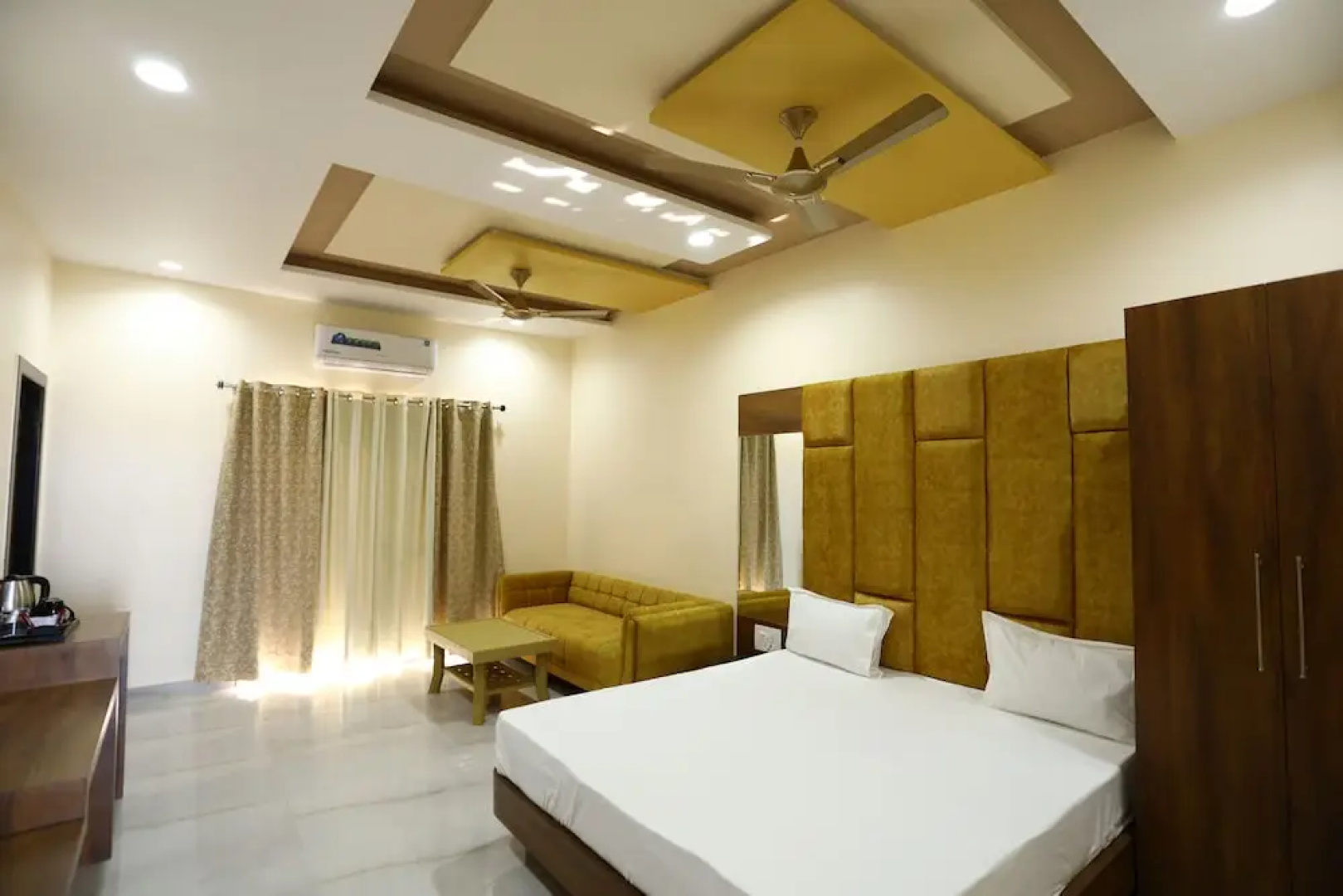 Ishwar Nain Hotel