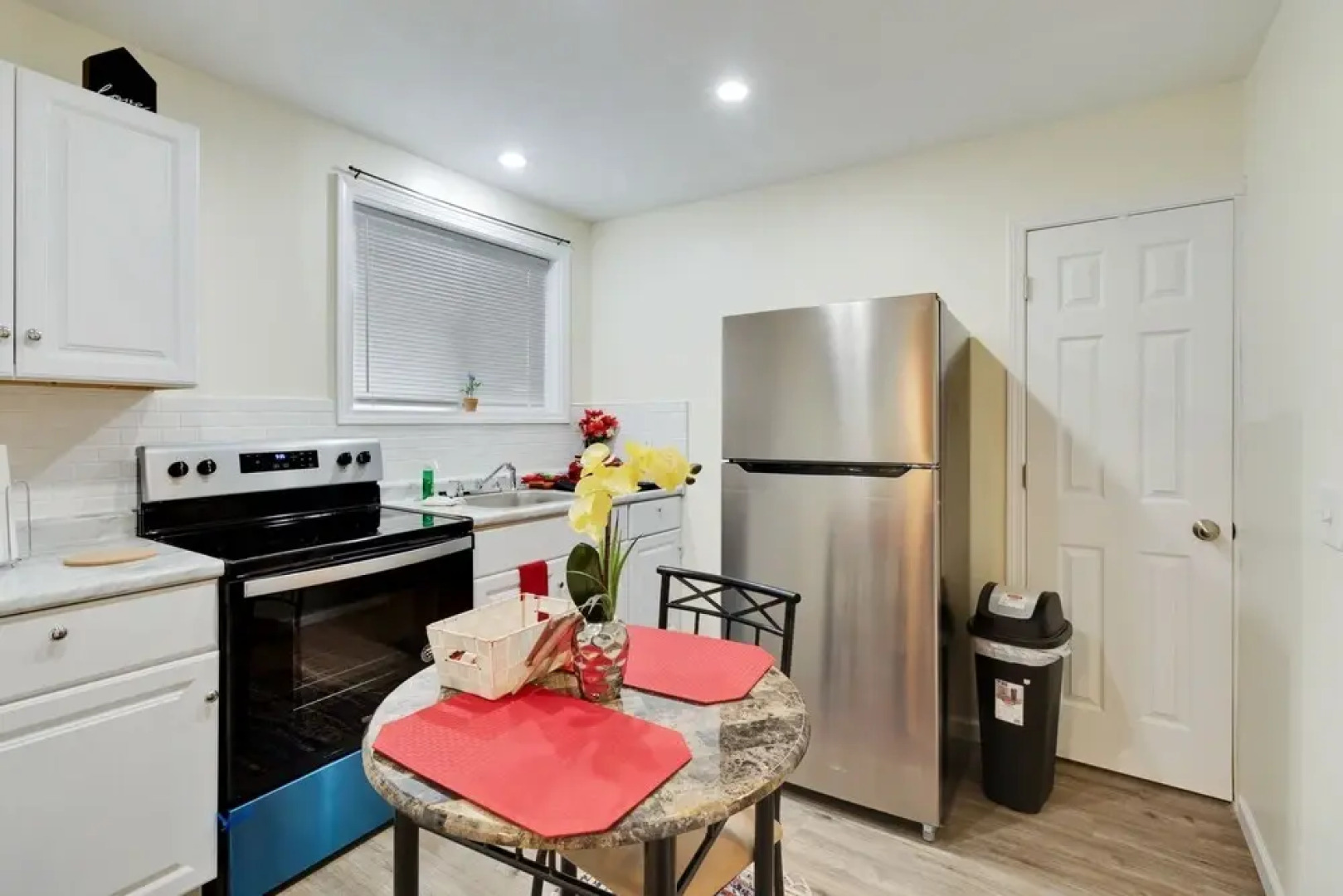 Centrally Located Apt Near Uc, Hospital And Zoo! 1 Bedroom Apts by Redawning