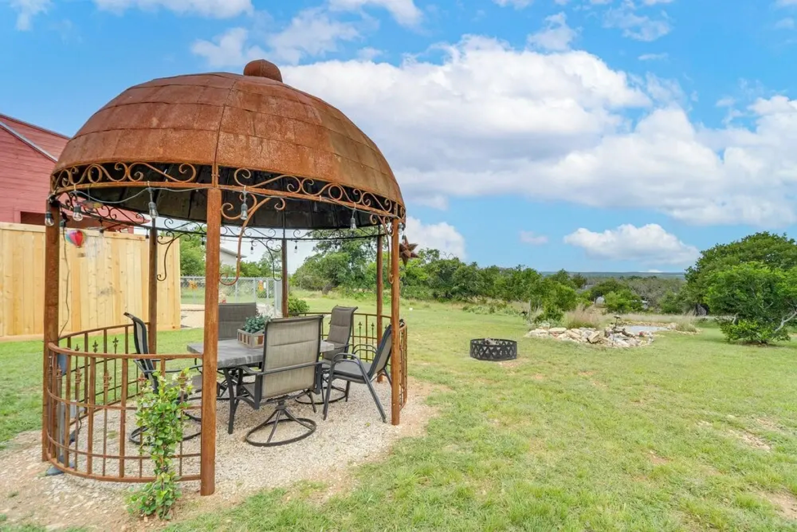 Pet-friendly Fredericksburg Cabin w/ Hot Tub!