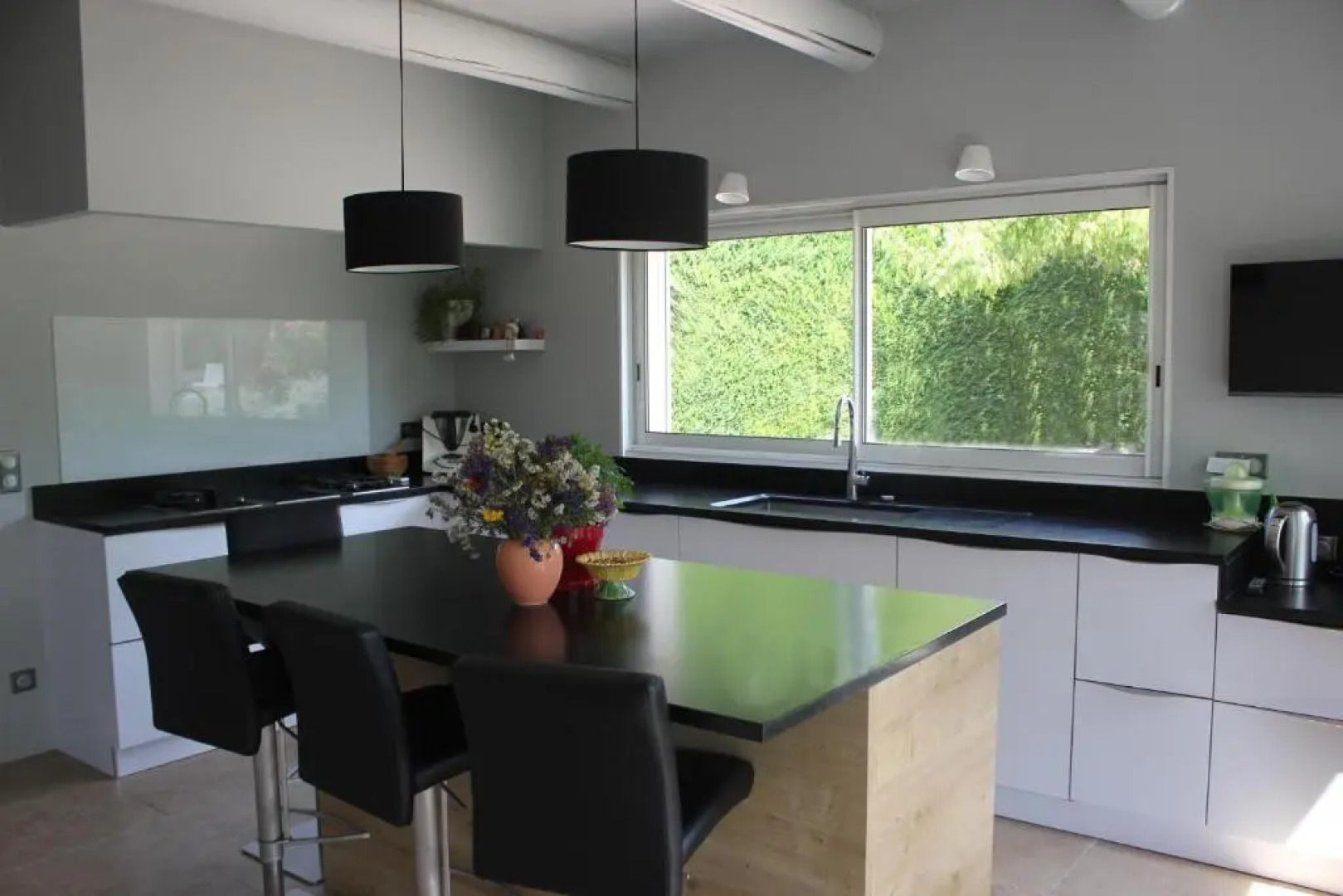 Superbe maison familiale avec piscine privée au pied du Mont Ventoux, jolie vue sur le village du Beaucet, 8 personnes, LS4-330 BEL AMOUR