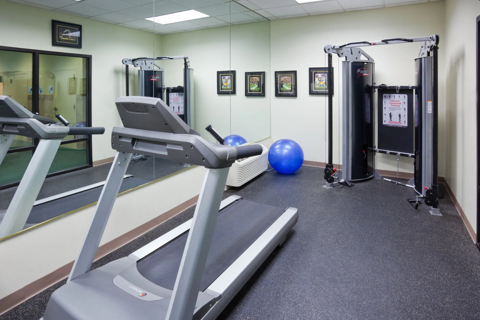 Holiday Inn Express & Suites - Interstate 380 at 33rd Avenue by IHG