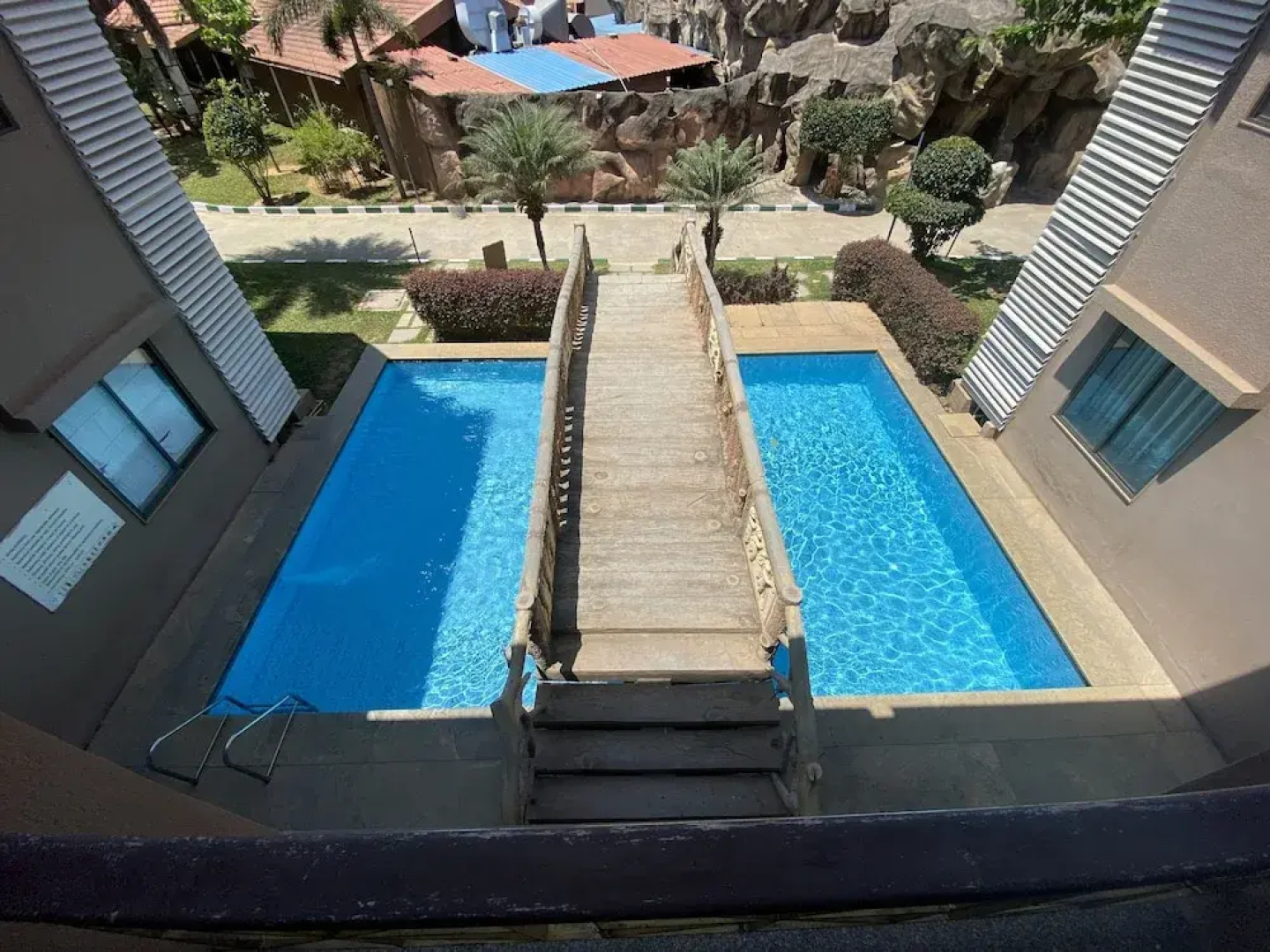 Confident Amoon - The Glamour Spa and Resort