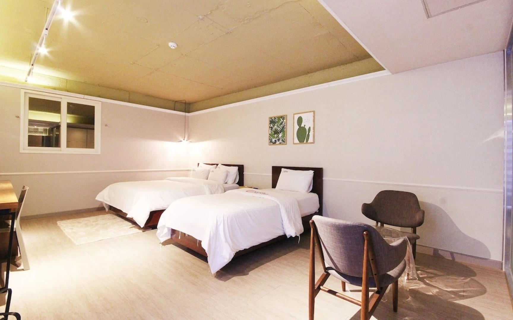 Yeongju Case Business Hotel