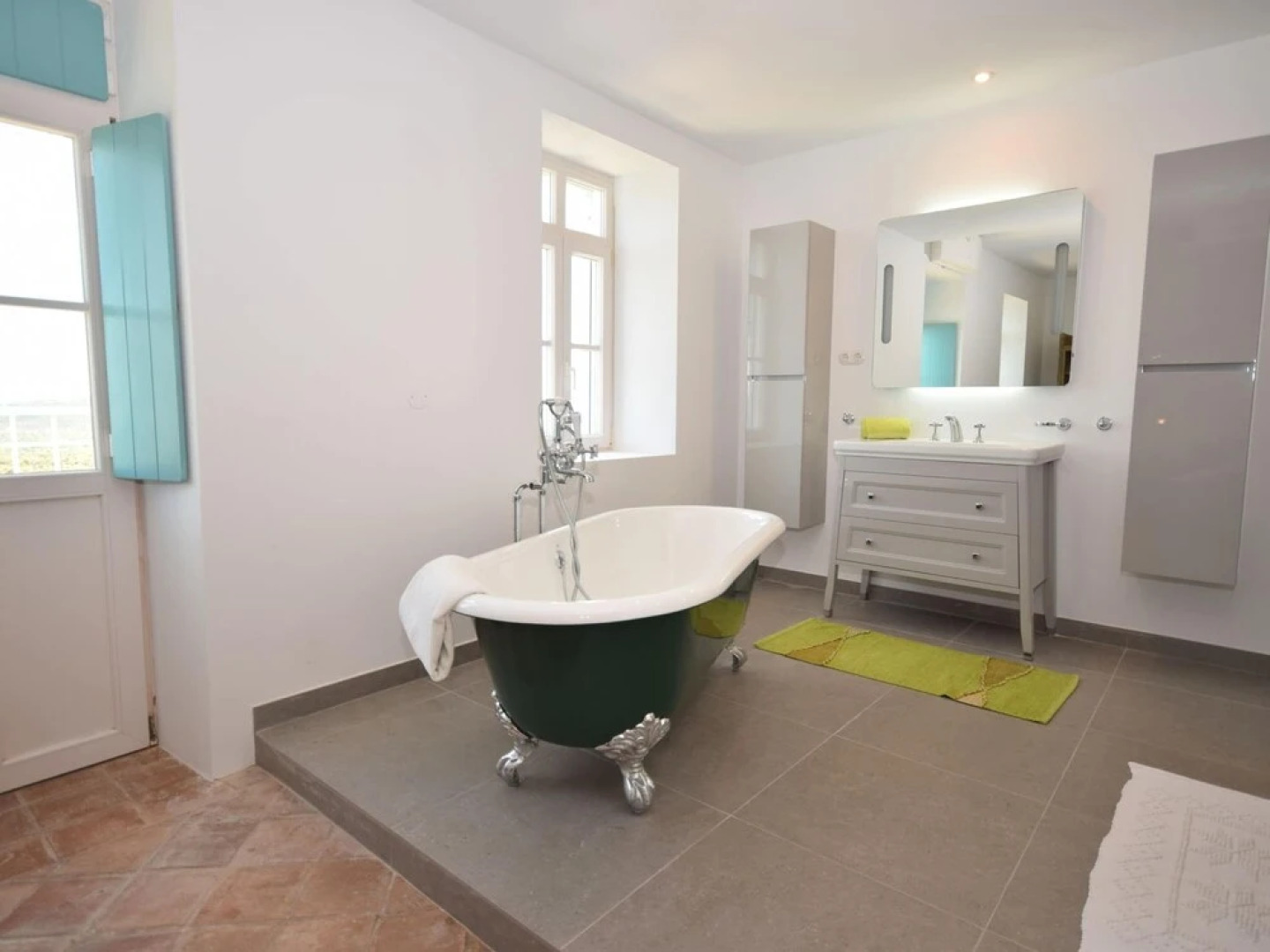 Delightful, Authentic Quinta with Swimming Pool near Beach & Towns