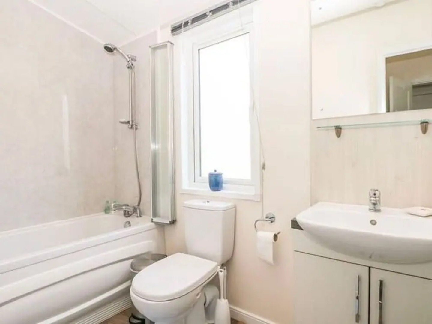 Lavish Holiday Home in Saint Leonards With Swimming Pool