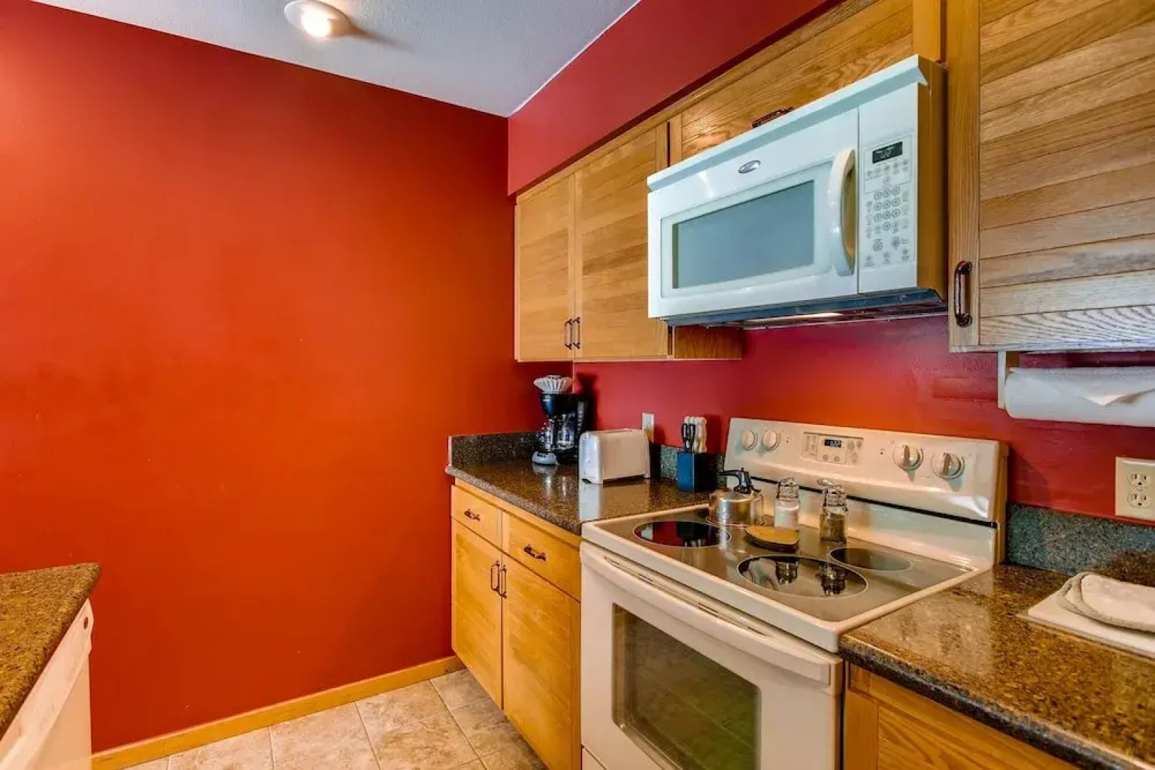 Updated 1 Br - Ski-in/ski-out Access 1 Bedroom Condo - No Cleaning Fee! by RedAwning