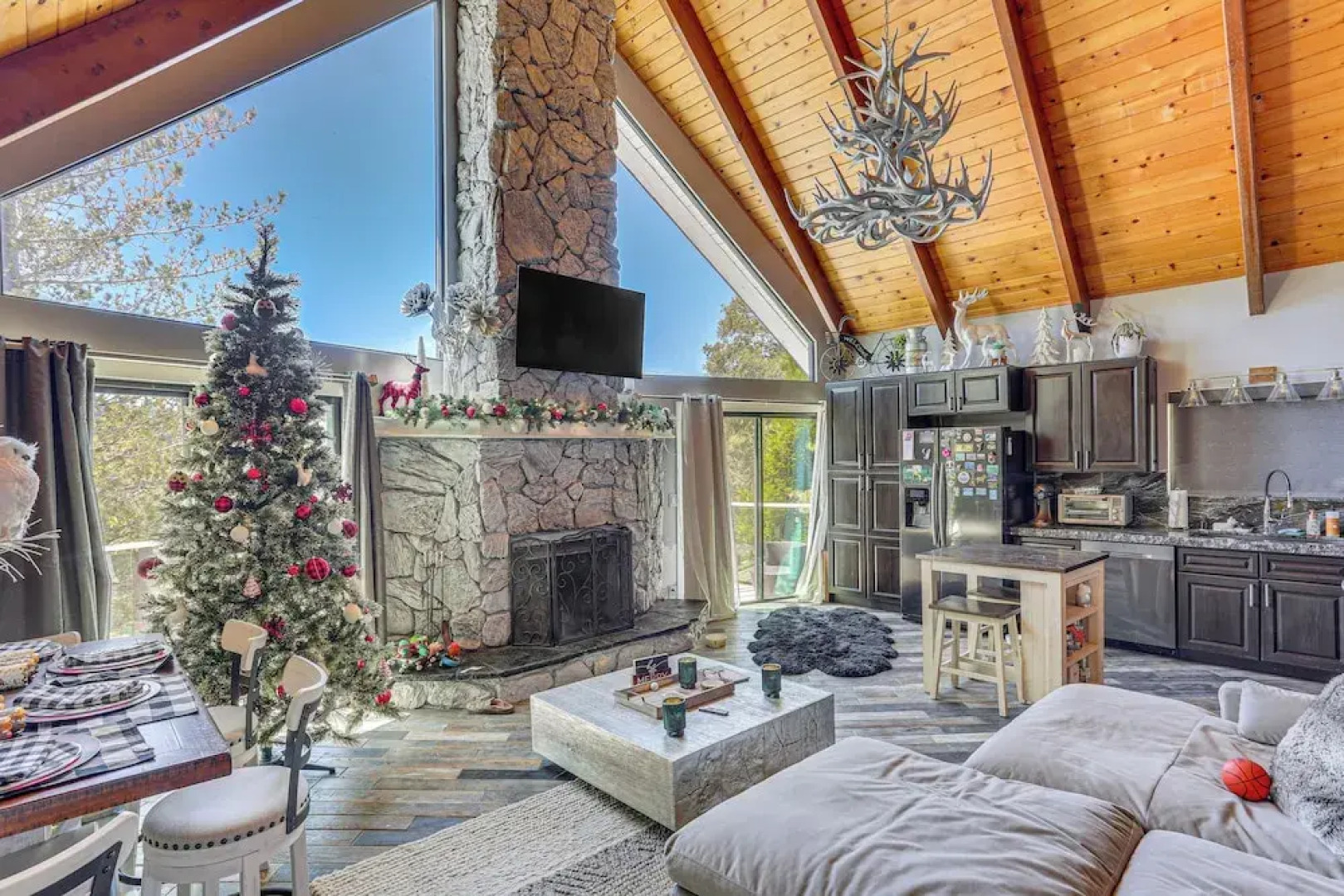 Lake Arrowhead Cabin w/ Hot Tub & Mountain Views!