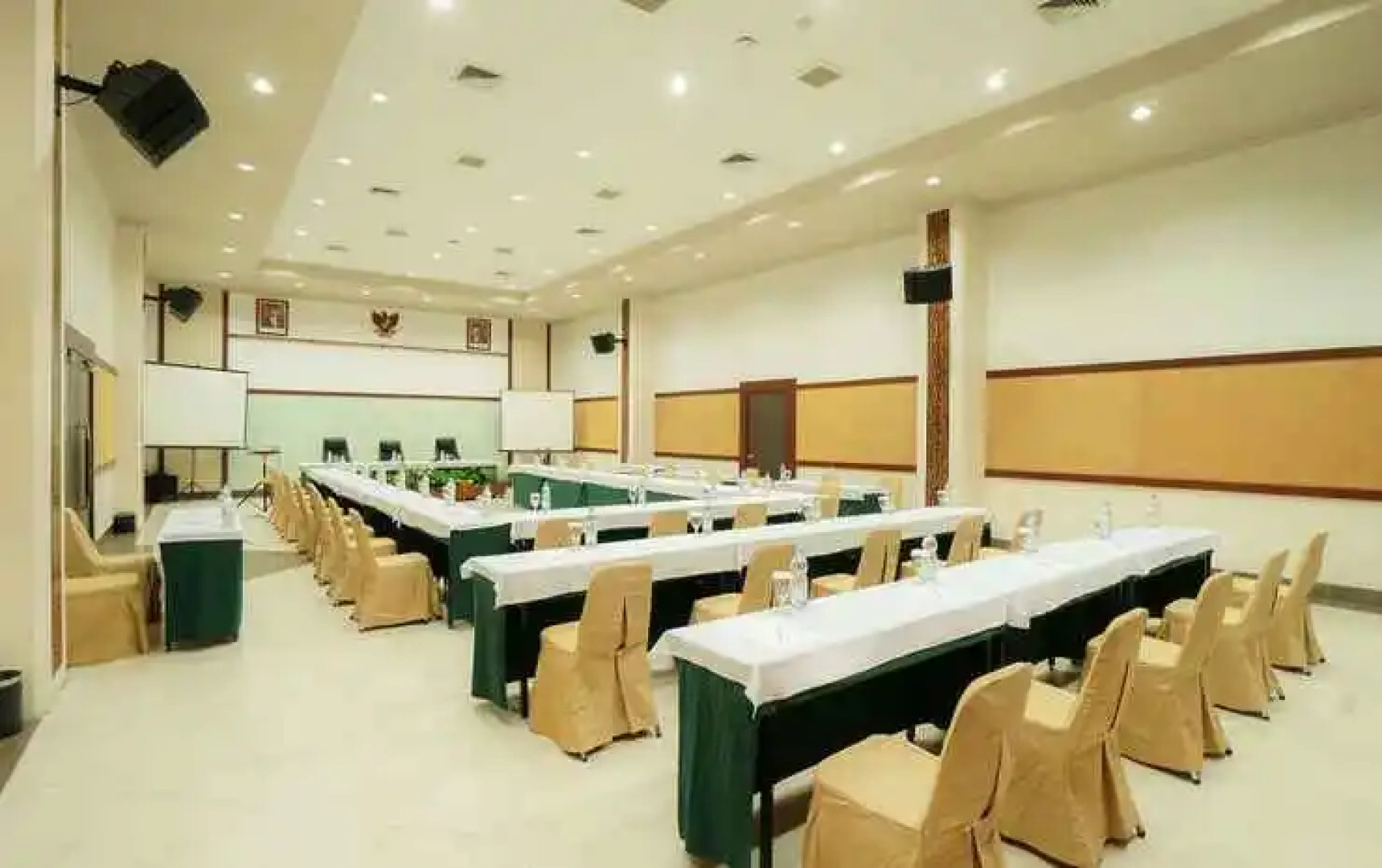 Niagara Hotel Lake Toba & Resorts