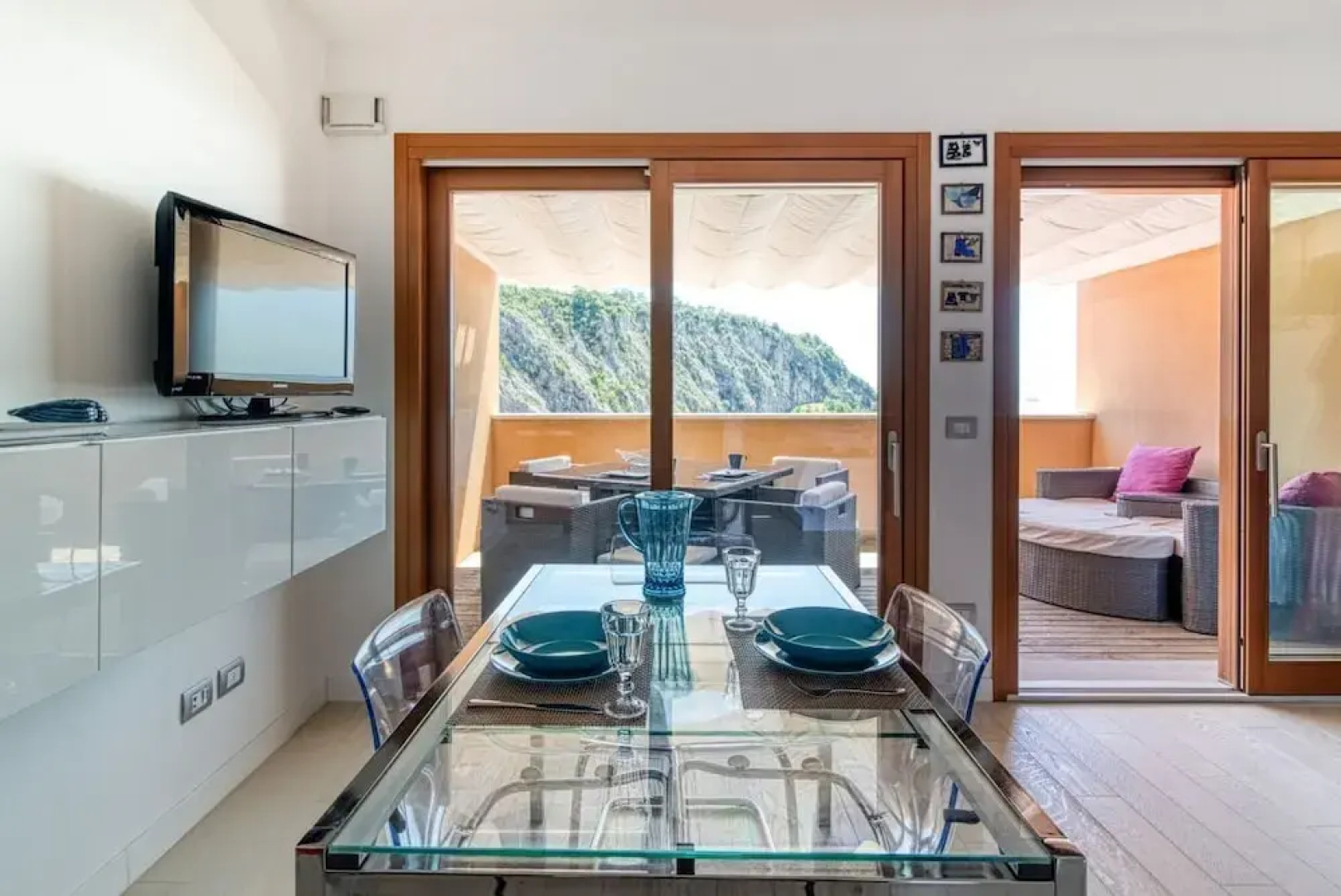 The Lady in Red Studio Flat with Sea View Terrace