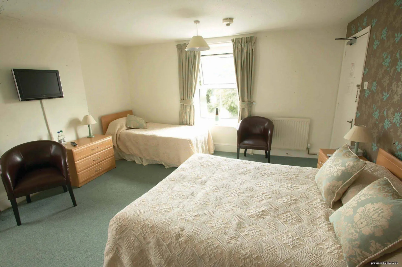 Pettifers Freehouse Hotel