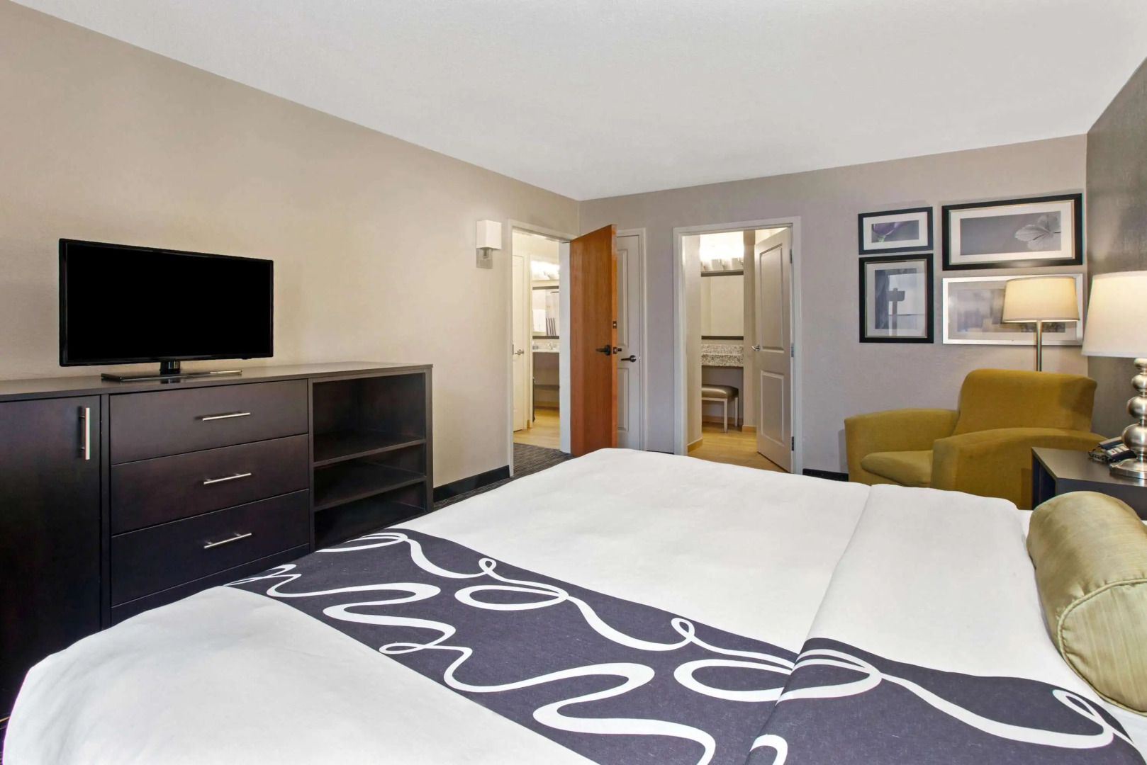 La Quinta Inn & Suites by Wyndham Detroit Metro Airport