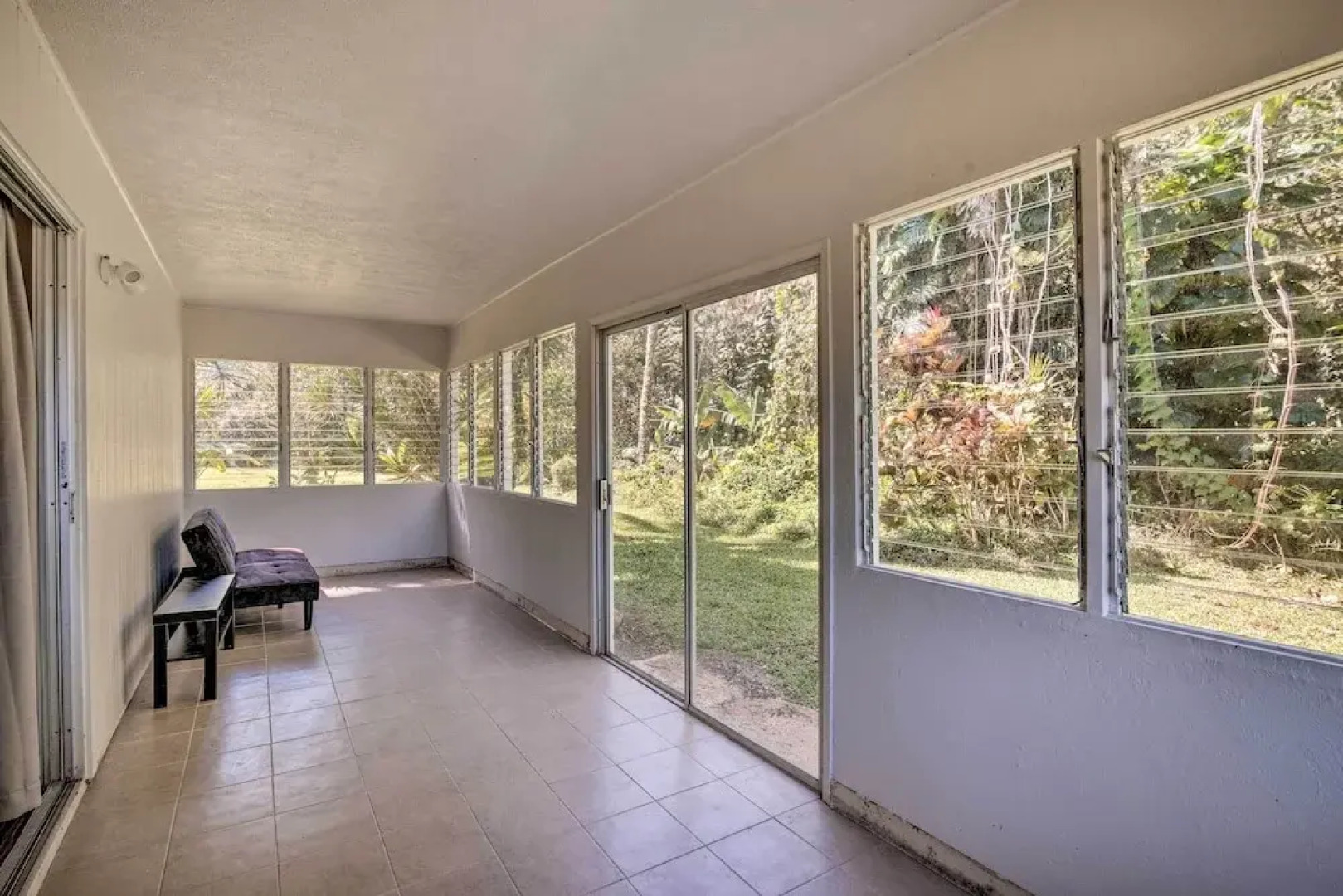 Sunny Pahoa Retreat: Snorkel, Hike & Shop!