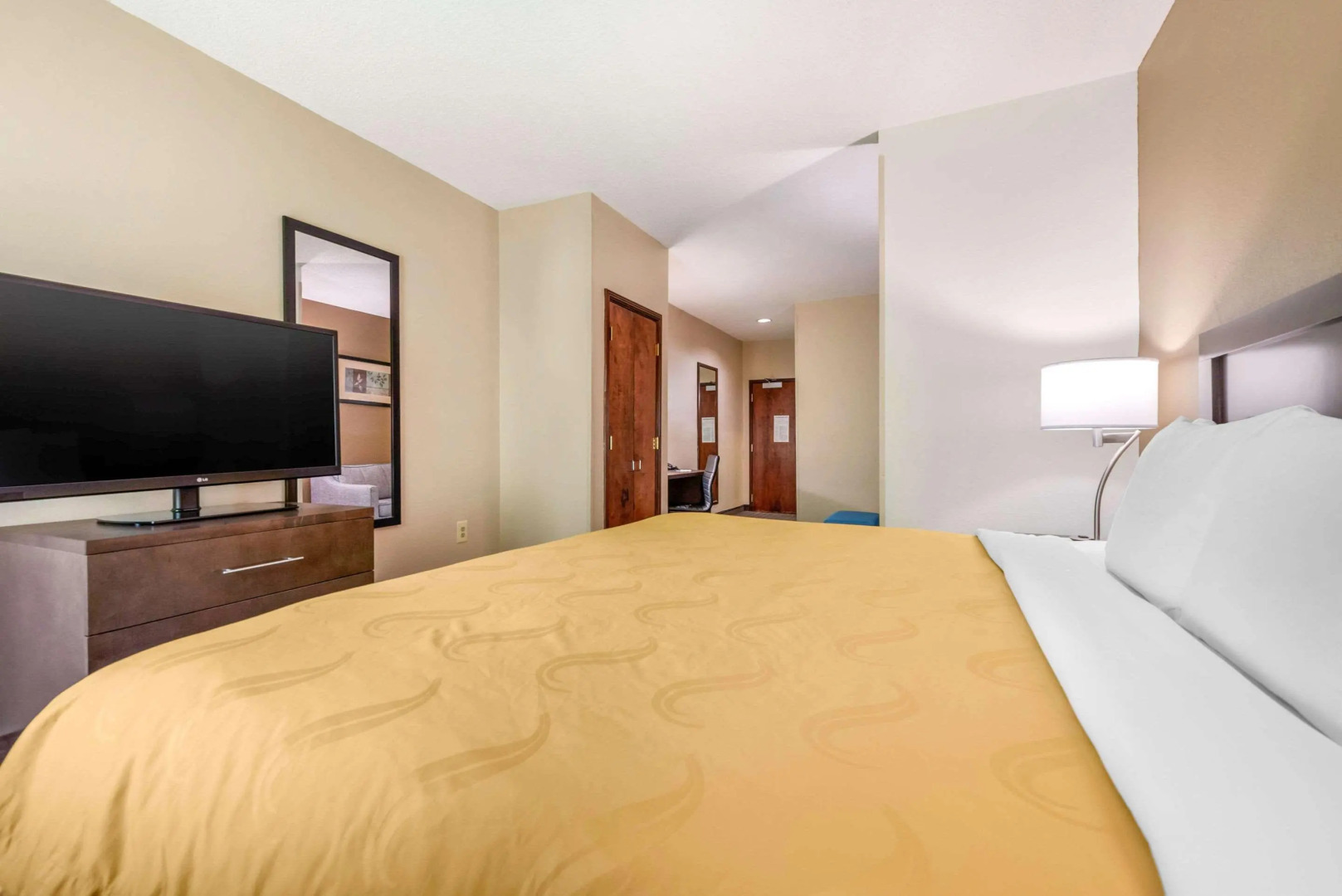 Comfort Inn & Suites Cincinnati Uptown Clifton