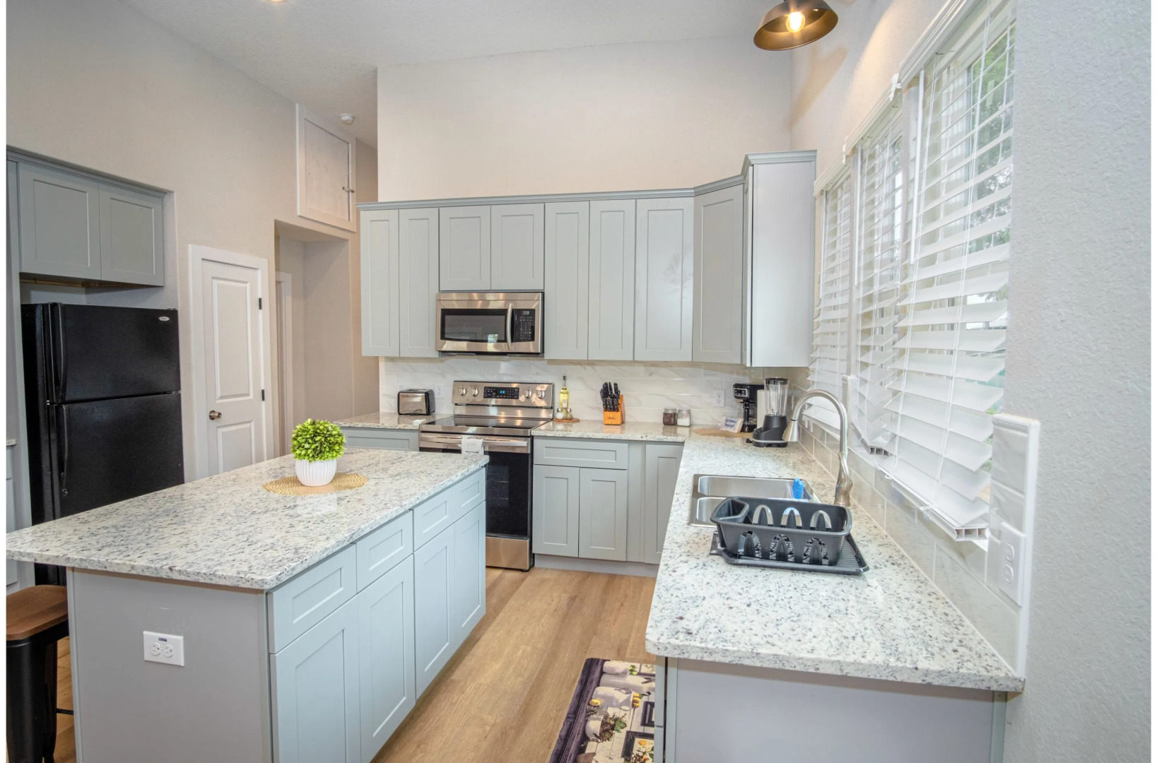 Brand New Remodeled 3BR/2BA House Near Downtown