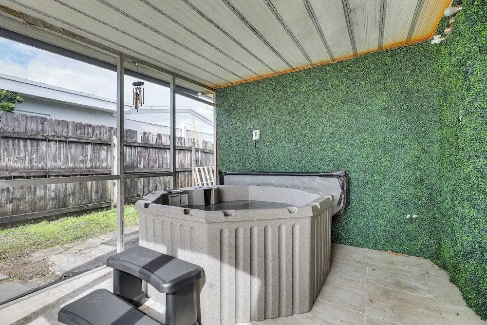 Hot Tub Haven: 4 Mi to Hard Rock Stadium!