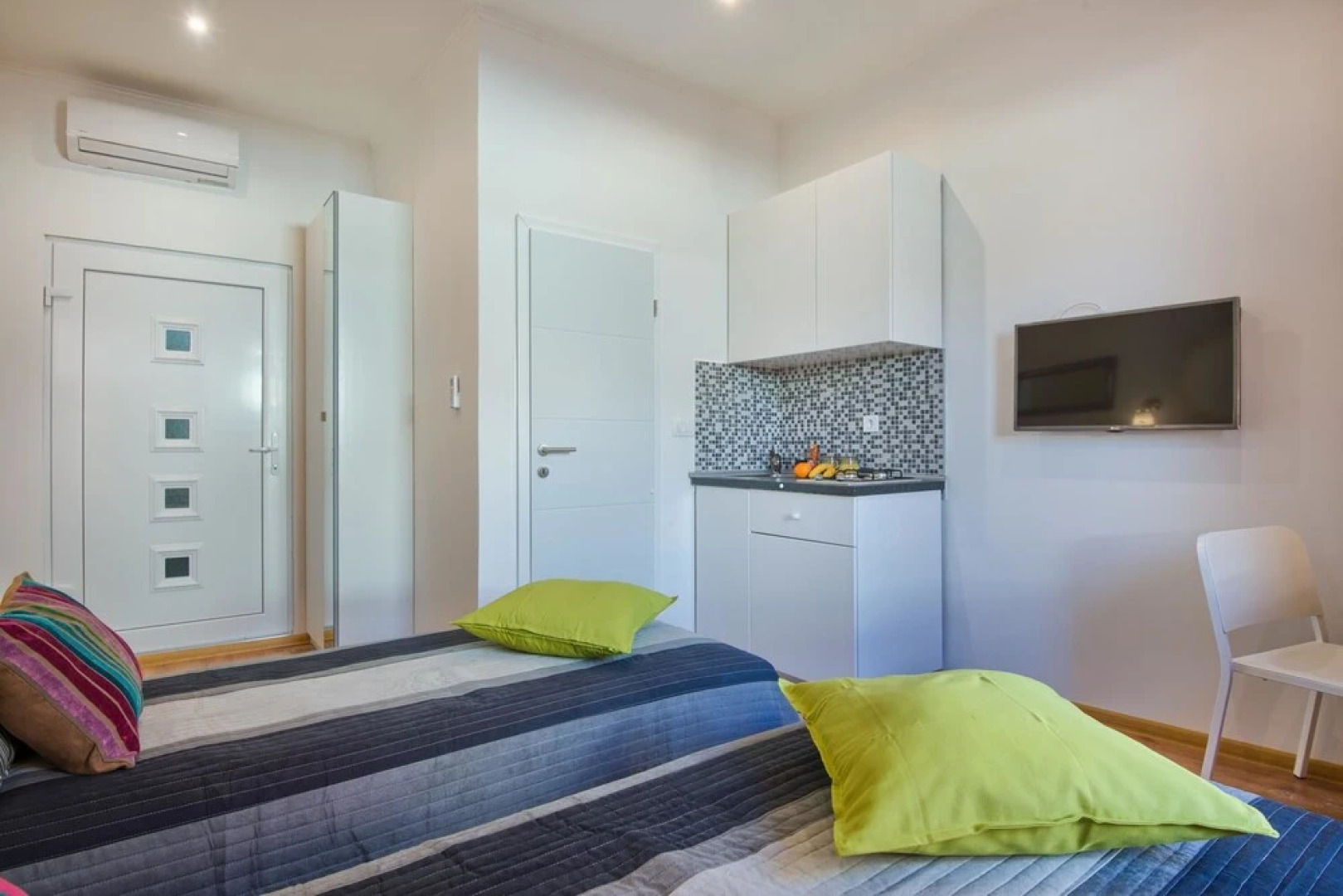 Top Center Rooms & Studio