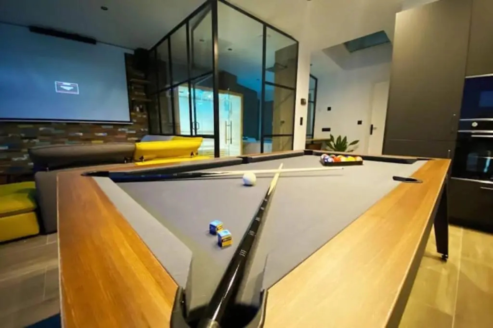 Capsule Gaming balnéo & billard & babyfoot & sauna 2 chambres