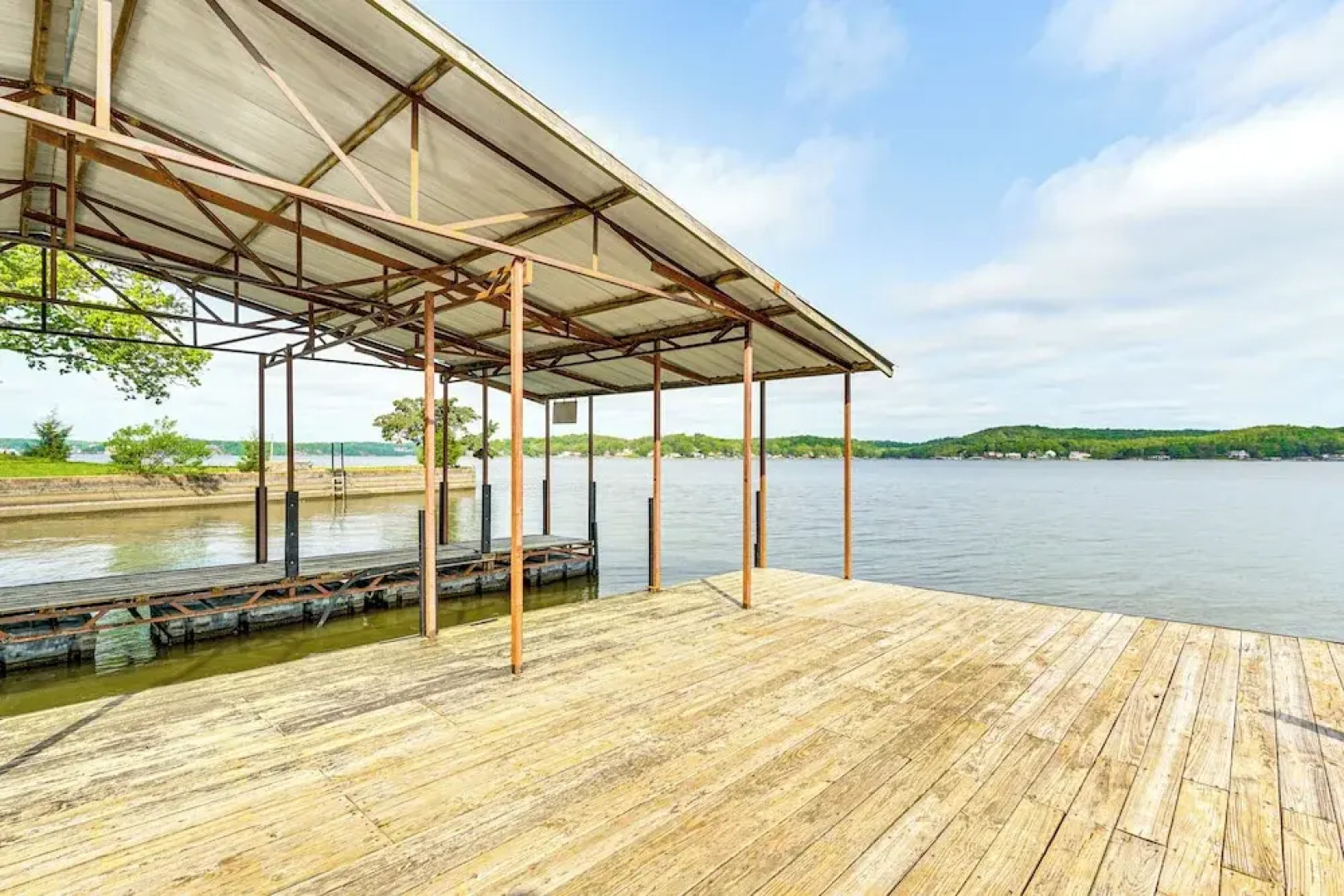 Waterfront Yard, Dock + Game Room: Linn Creek Home