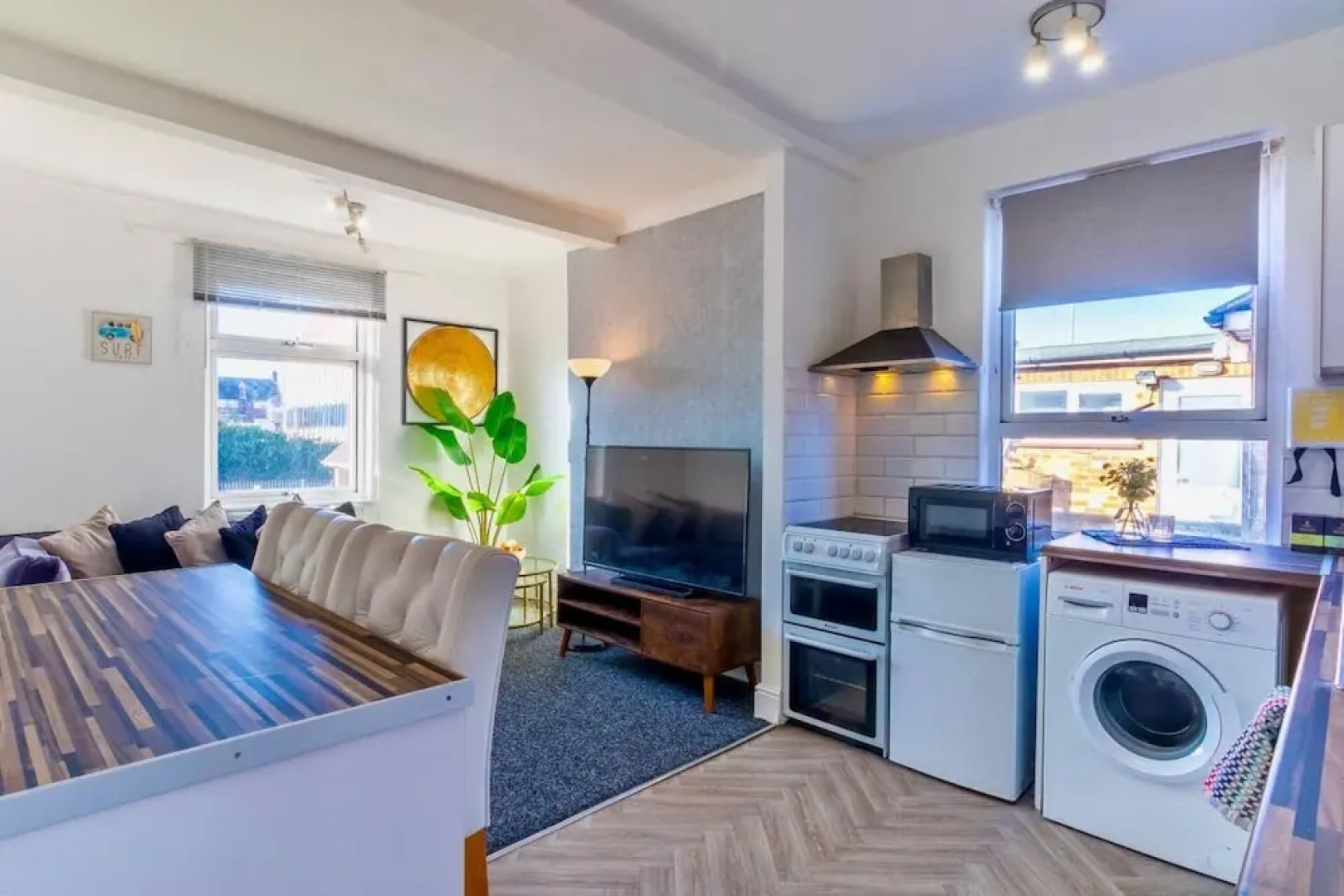 Rayleigh Retreat-spacious Family 3 Bed Apartment