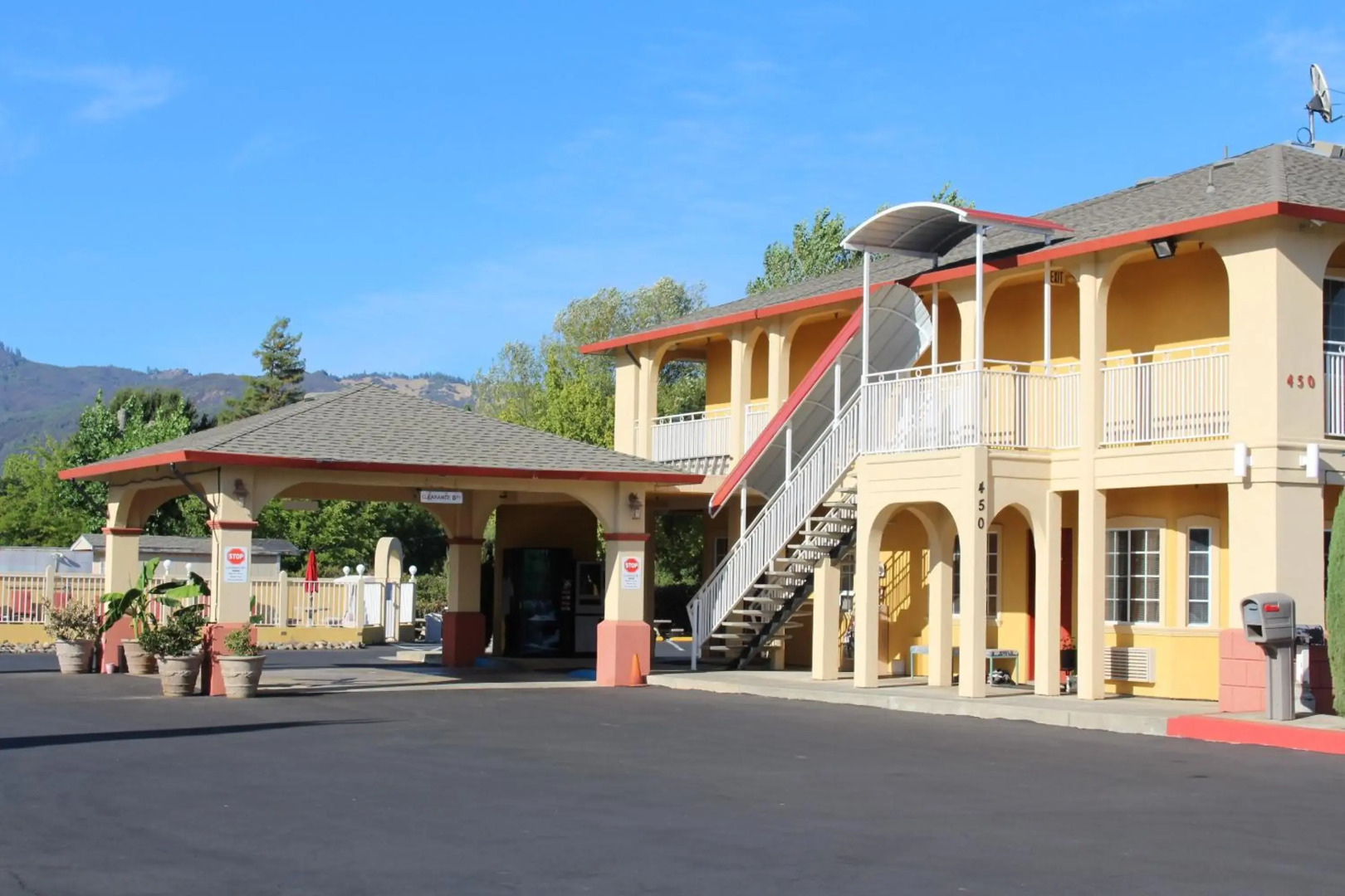 Upper Lake Inn and Suites