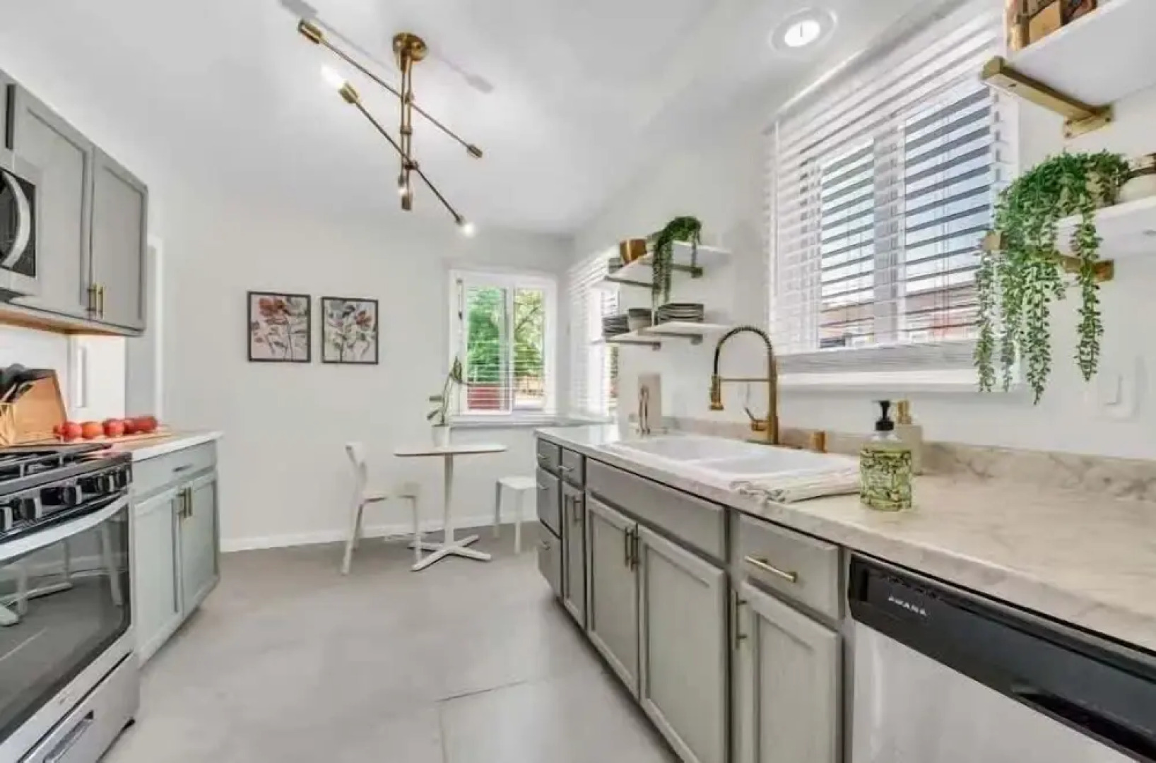 Grosse Pointe/detroit 3br Sleeps 8 Yard 3 Bedroom Home