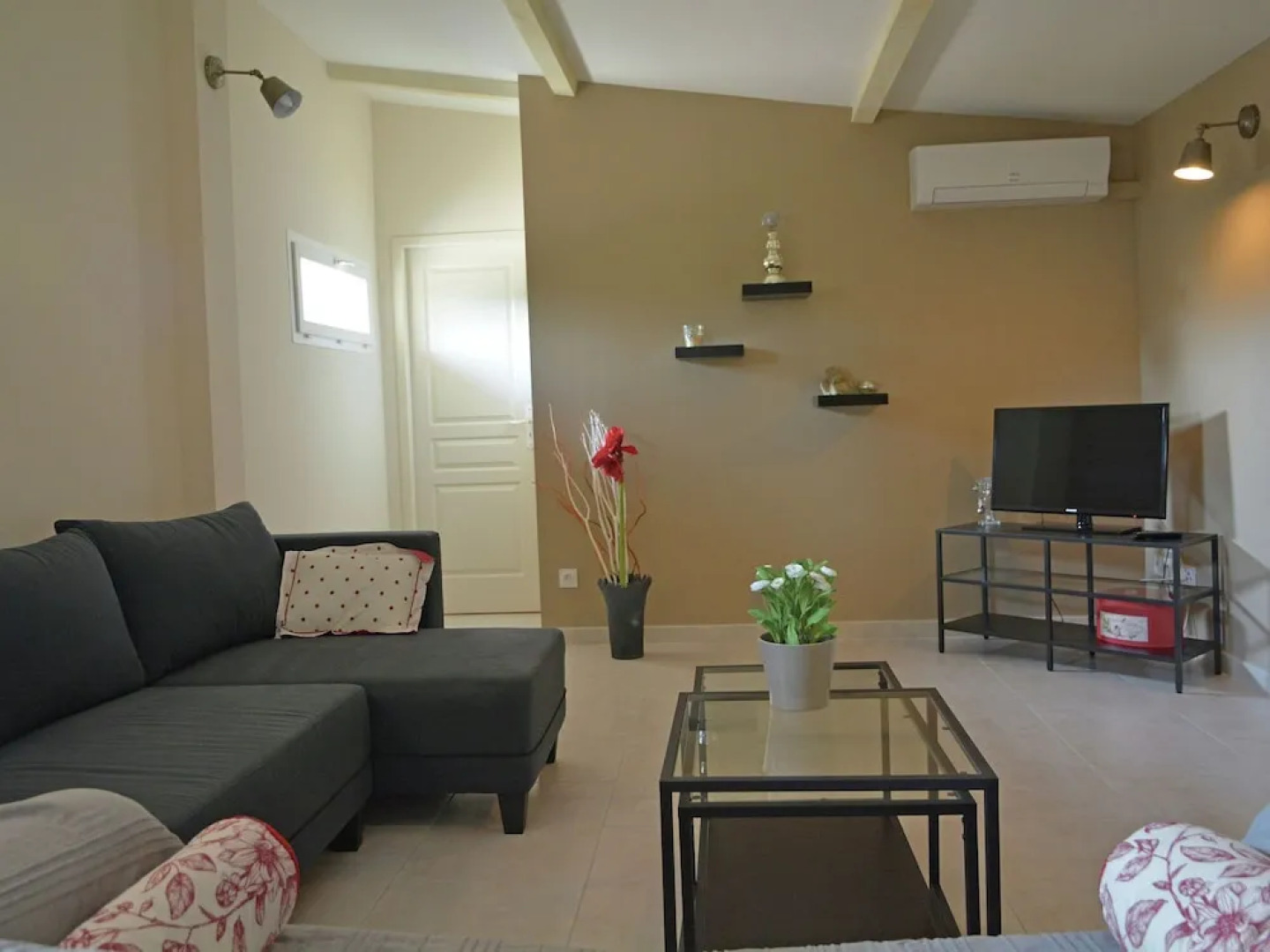 Sun-kissed Villa in Carpentras With Swimming Pool