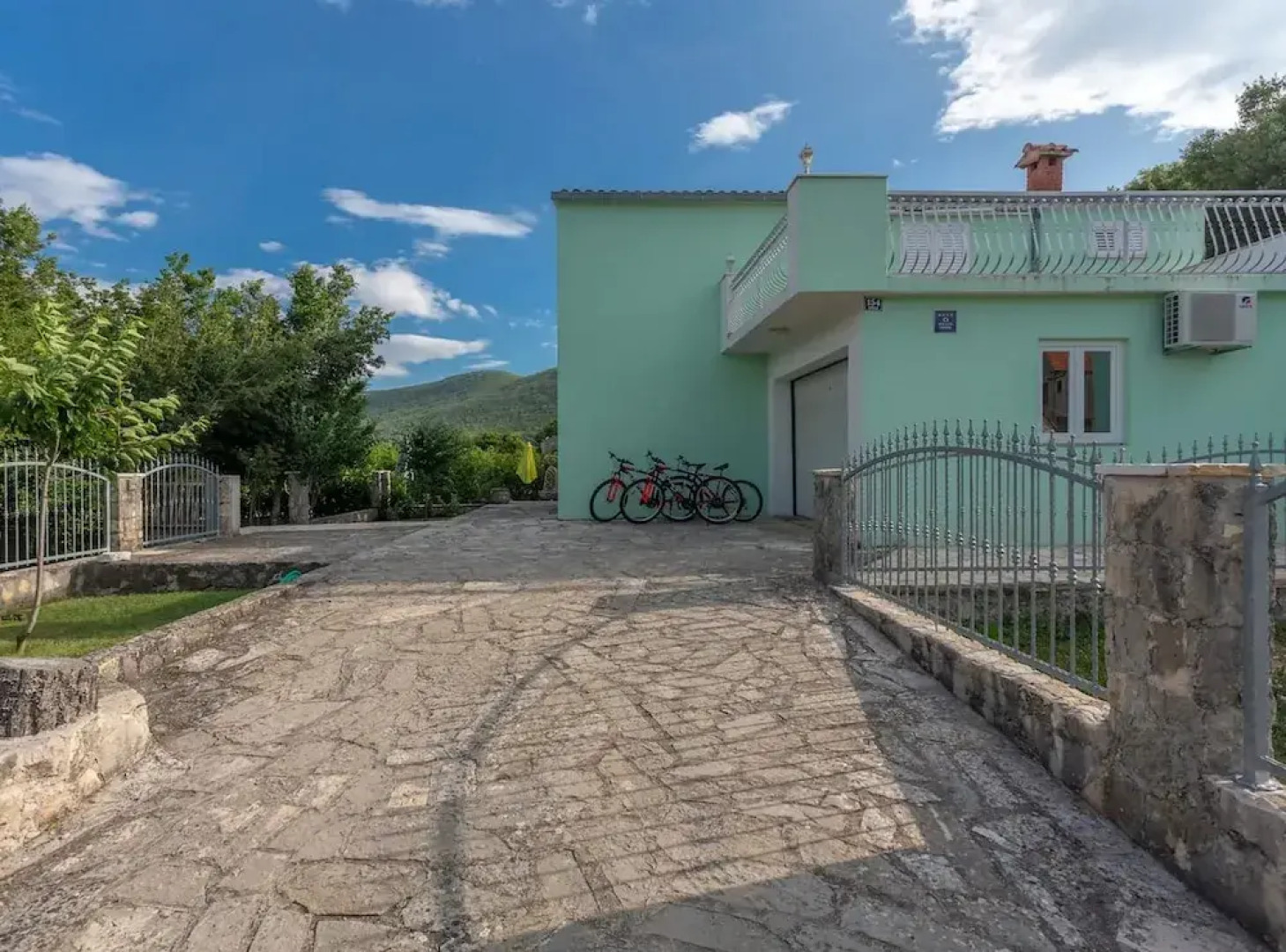 Sunny Escape Holiday Home Dicmo With Pool and Gym