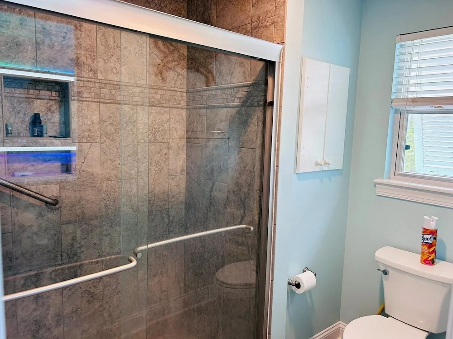 Serenity's Star 4 Bedroom Home by RedAwning