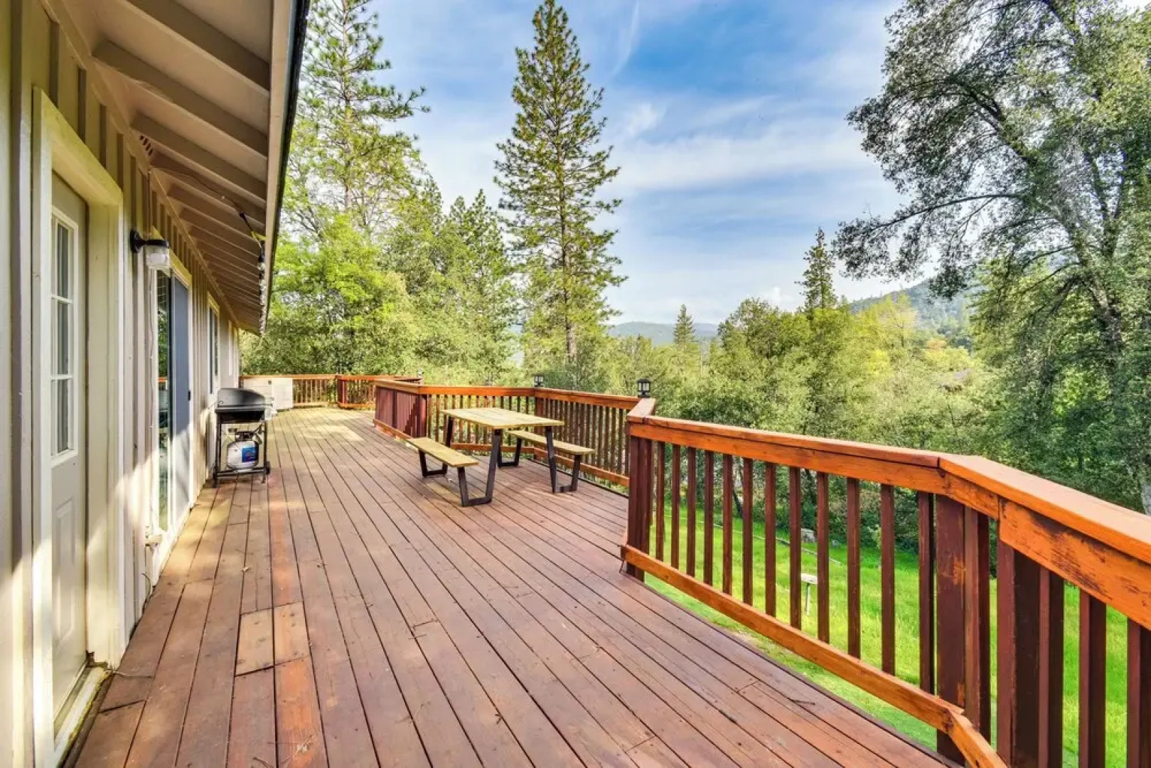 Sierra Serenity: Scenic Mtn Escape w/ Game Room