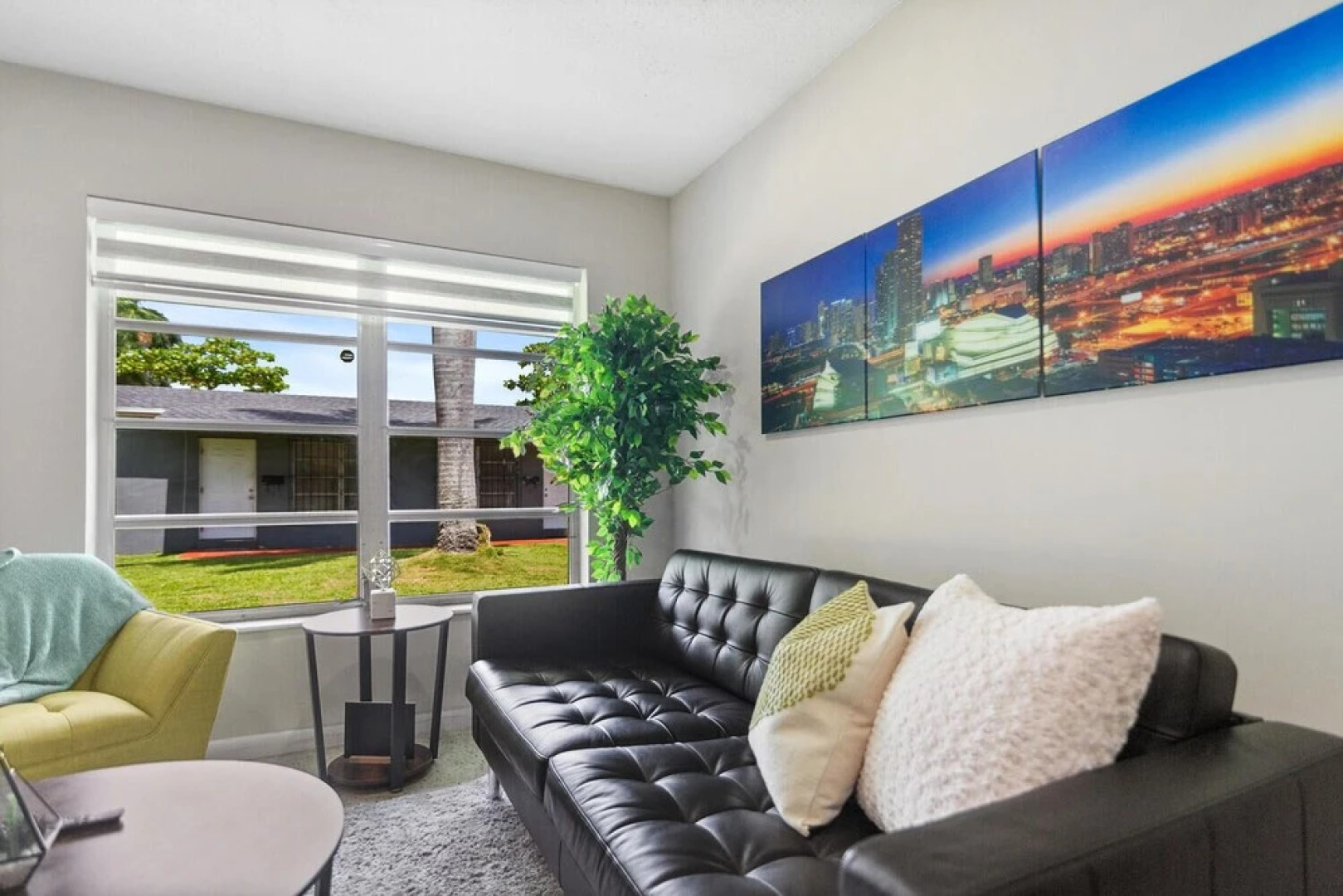 King /Queen Bed Mins from beach. Perfect get-away!