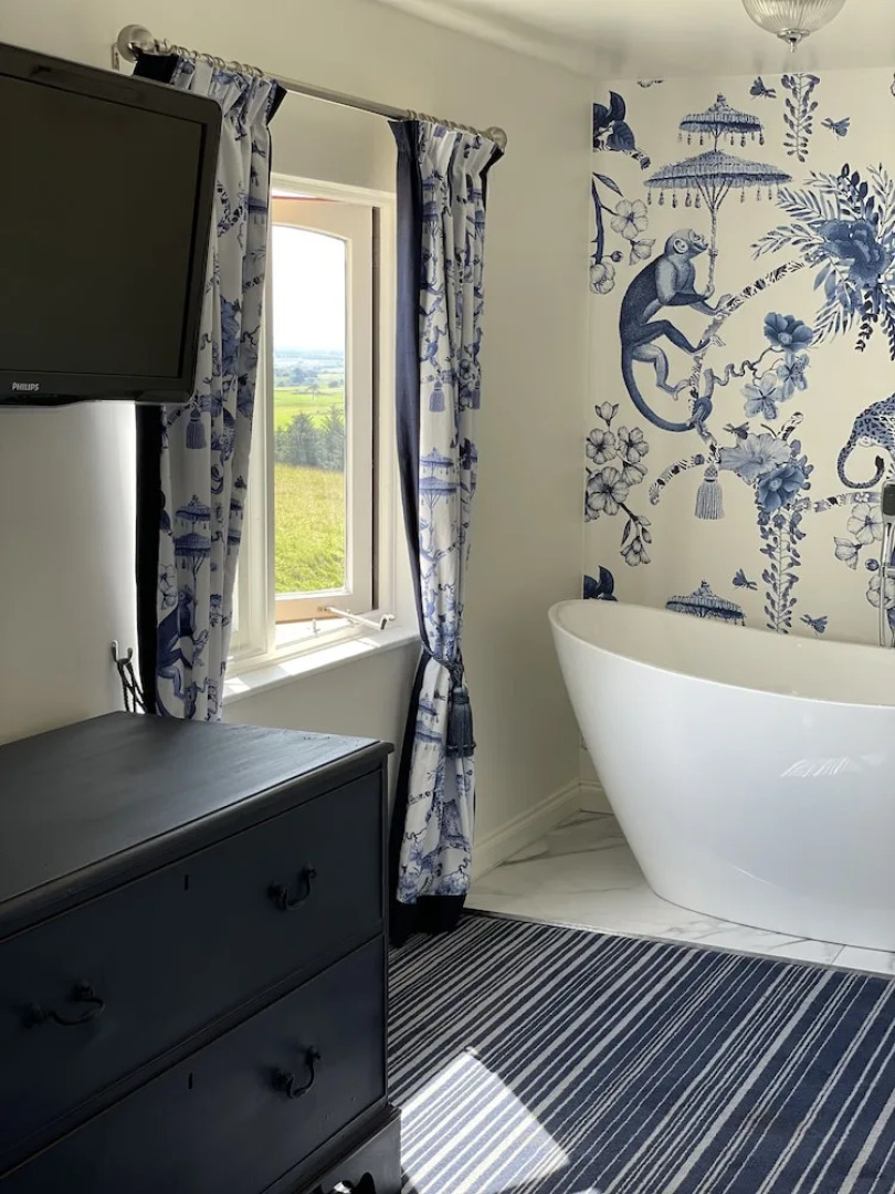 Cosy Lodge With Private Hot Tub in Tottergill Farm