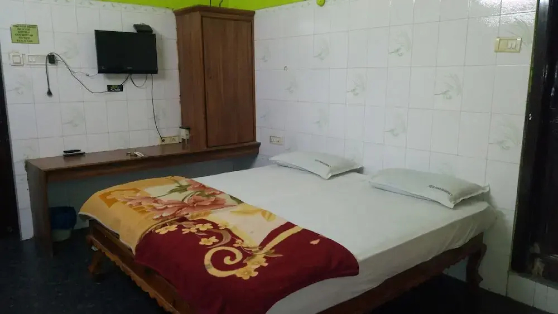 Iroomz Nama Residency