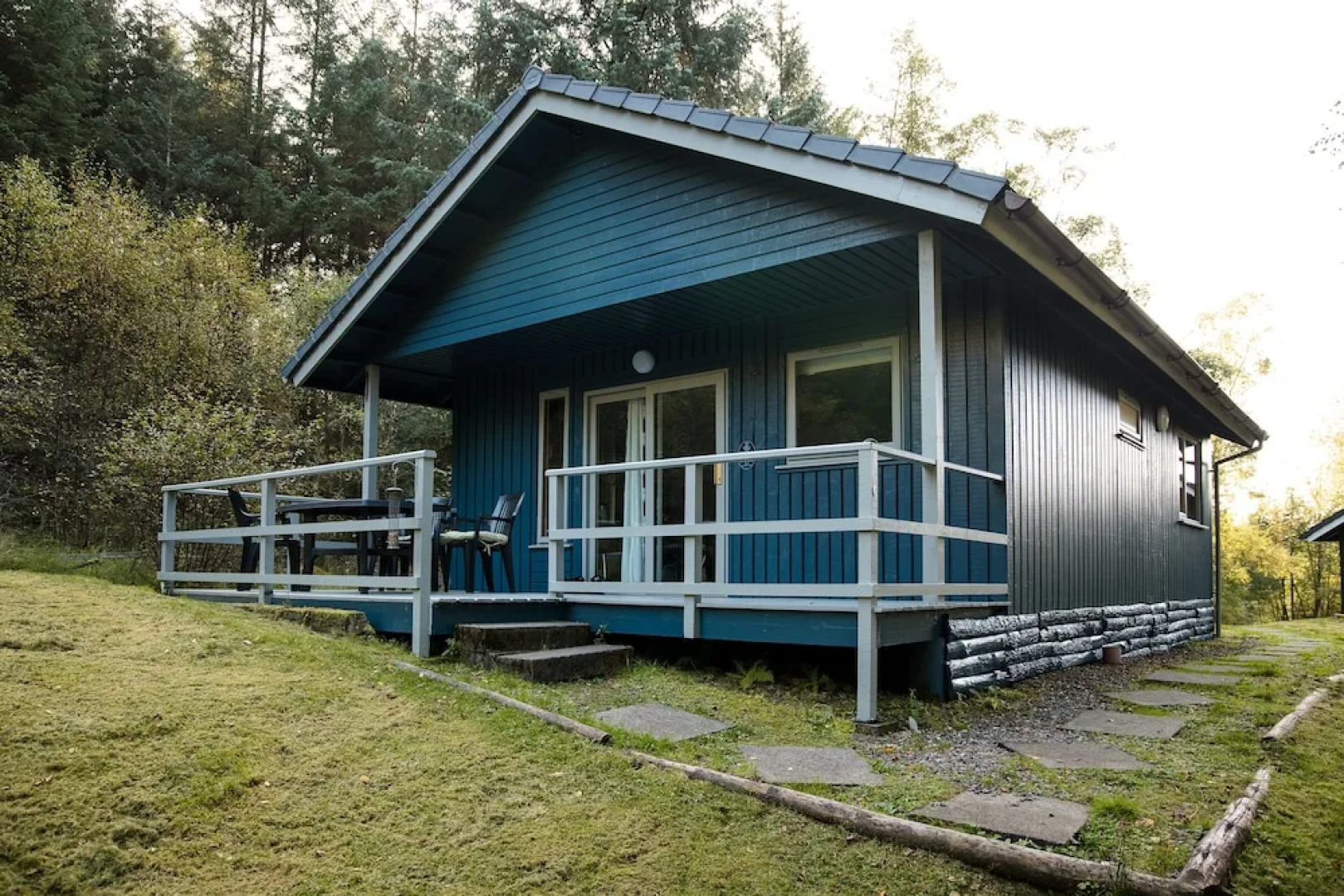 Otter With Mountain View and Enclosed Decking