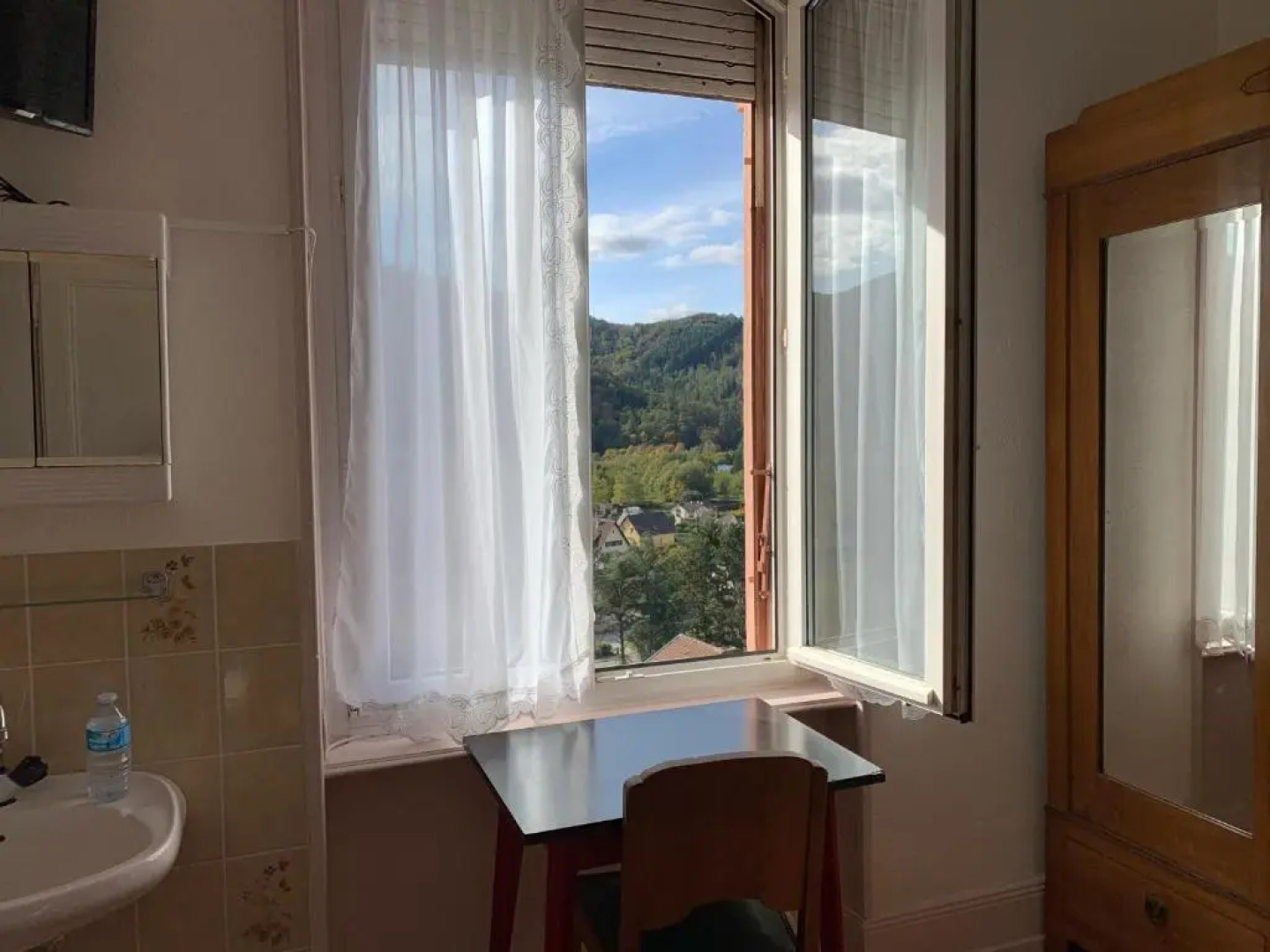 Chambre Gentiane 2 a 3 Personnes Wifi Sdb Partagee