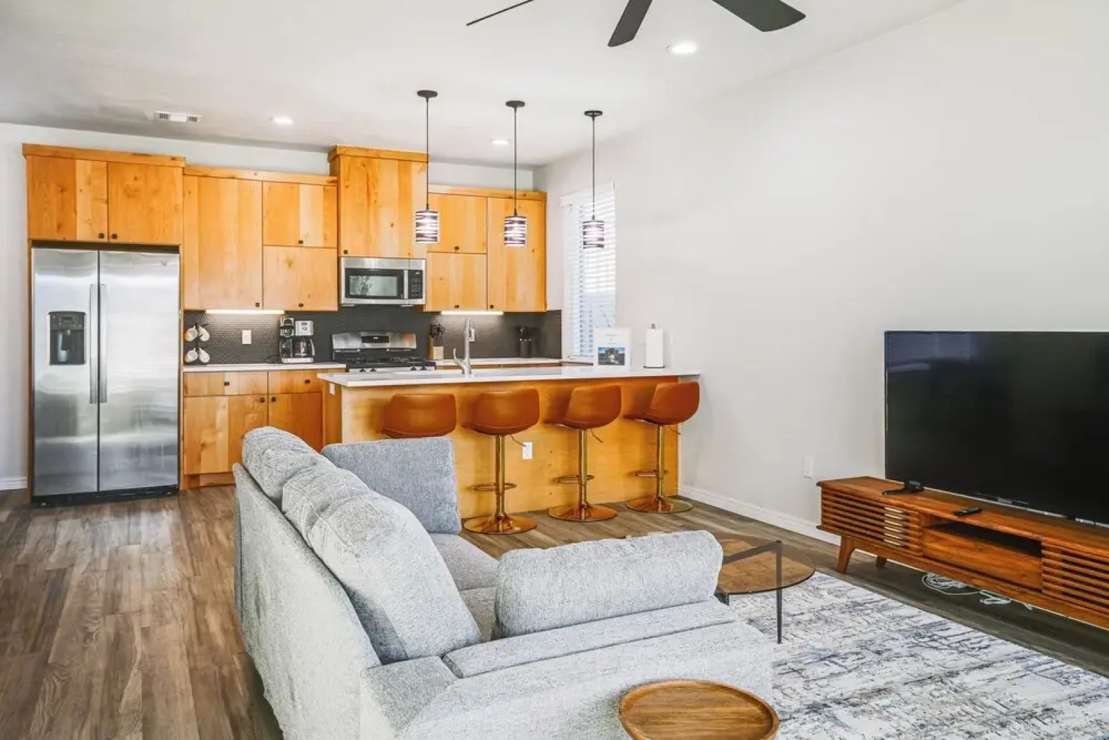 Pets Welcome: Newly Built Abode In Canyon!