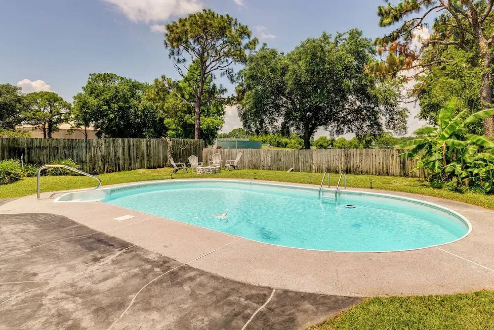 Gulf Breeze Vacation Rental for 2 w/ Pool Access!